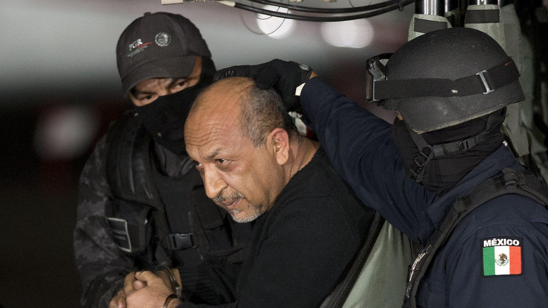 Mexico transfers 26 wanted fugitives to US