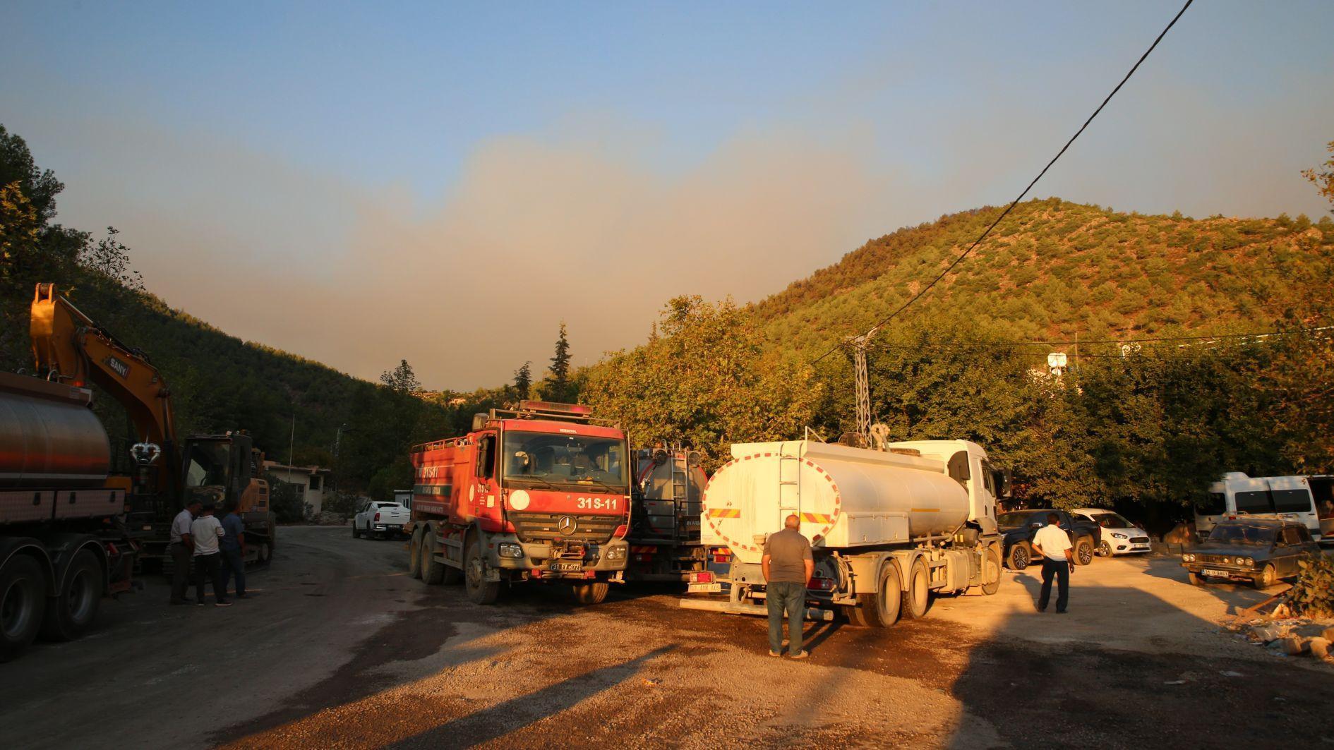 Firefighters, volunteers mobilize as wildfires force evacuations in southern Türkiye