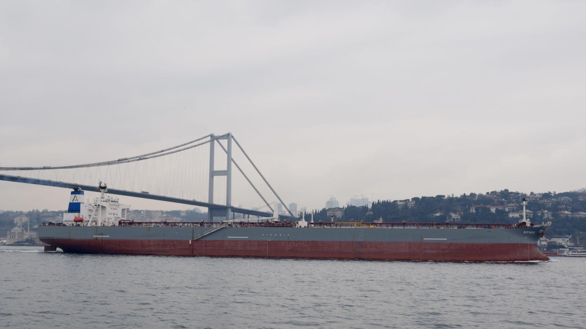 Istanbul Strait records 19,381 ship passages in first half