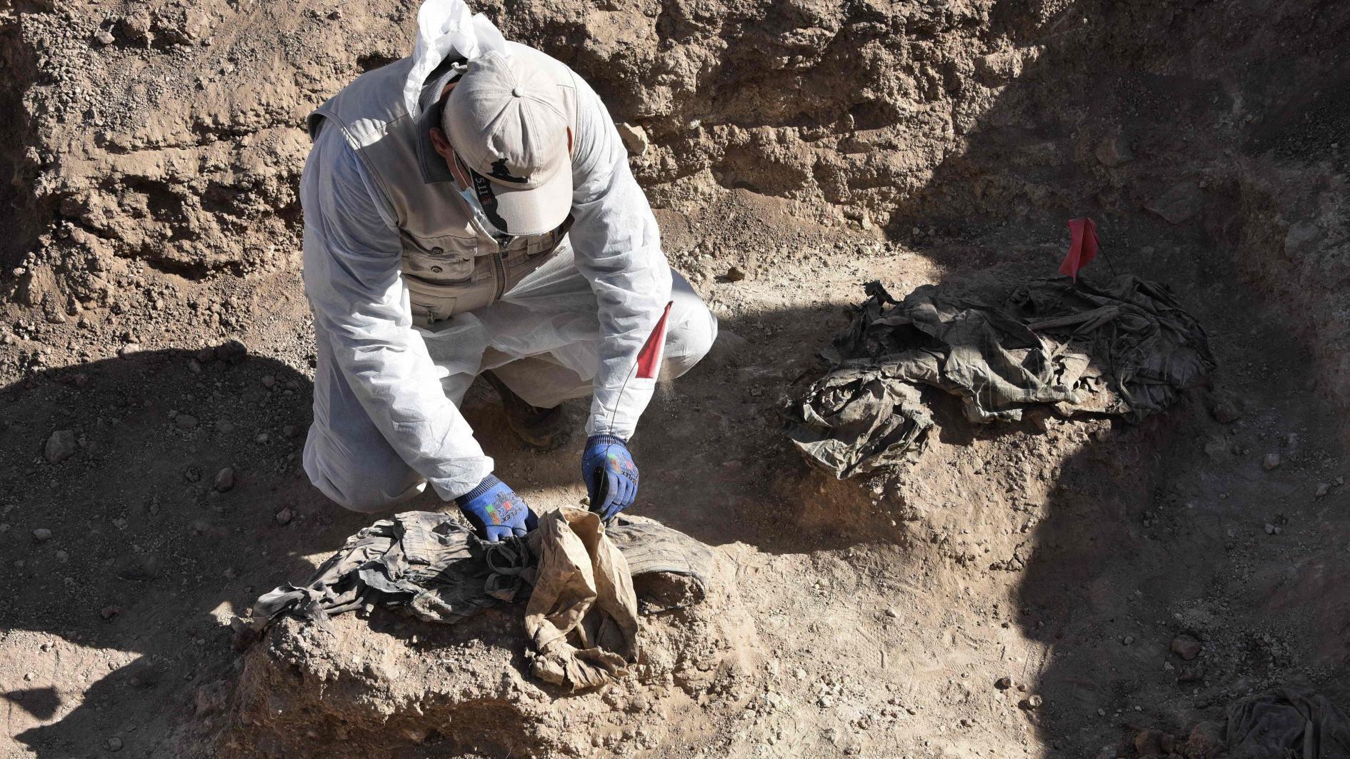 Iraq starts work on ISIL mass grave thought to contain thousands