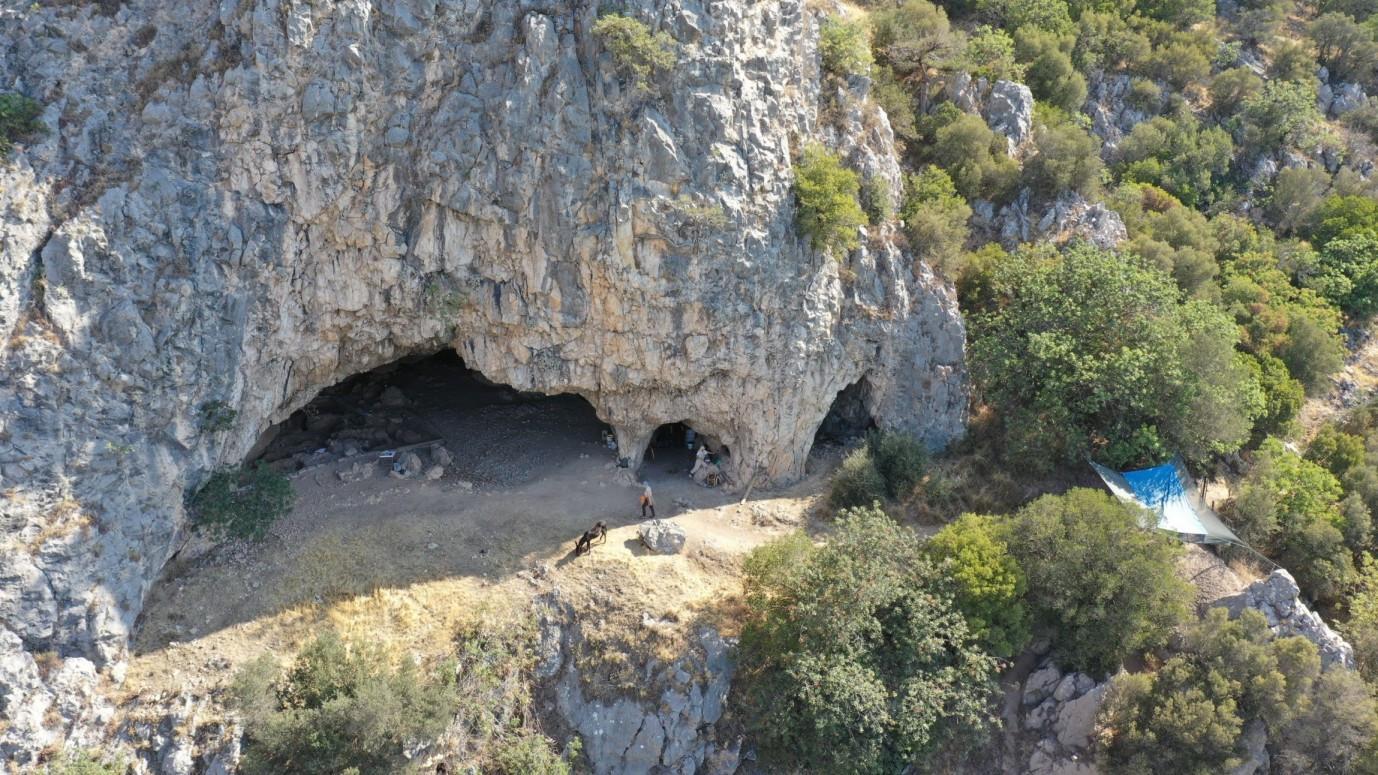 Archaeologists trace ancient footprints in a cave