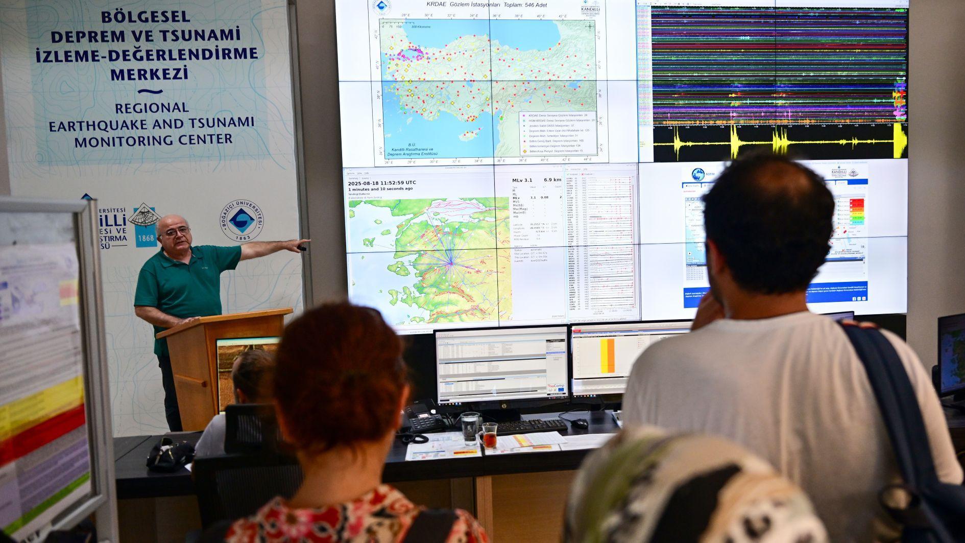 Istanbul’s Kandilli Observatory opens doors to public on quake anniversary