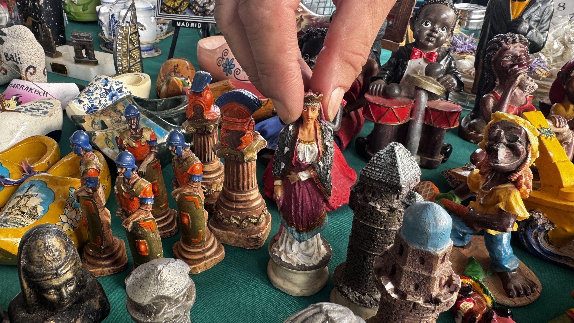 Antique enthusiasts gather at nostalgia market in Antalya