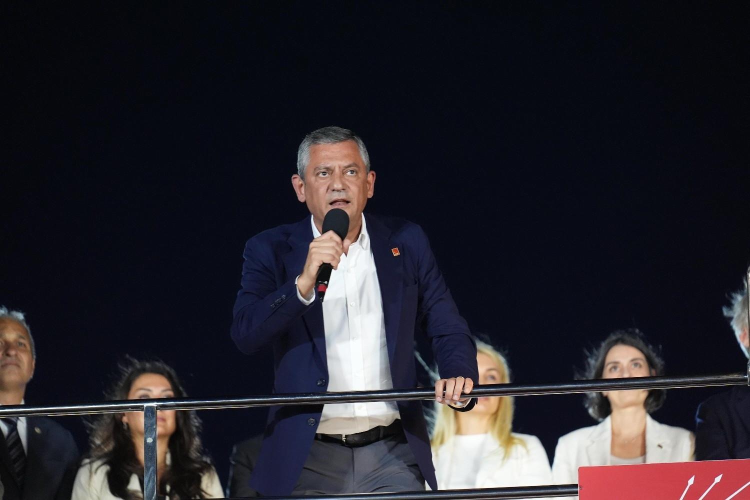 Özel says CHP backs civil servants amid wage dispute