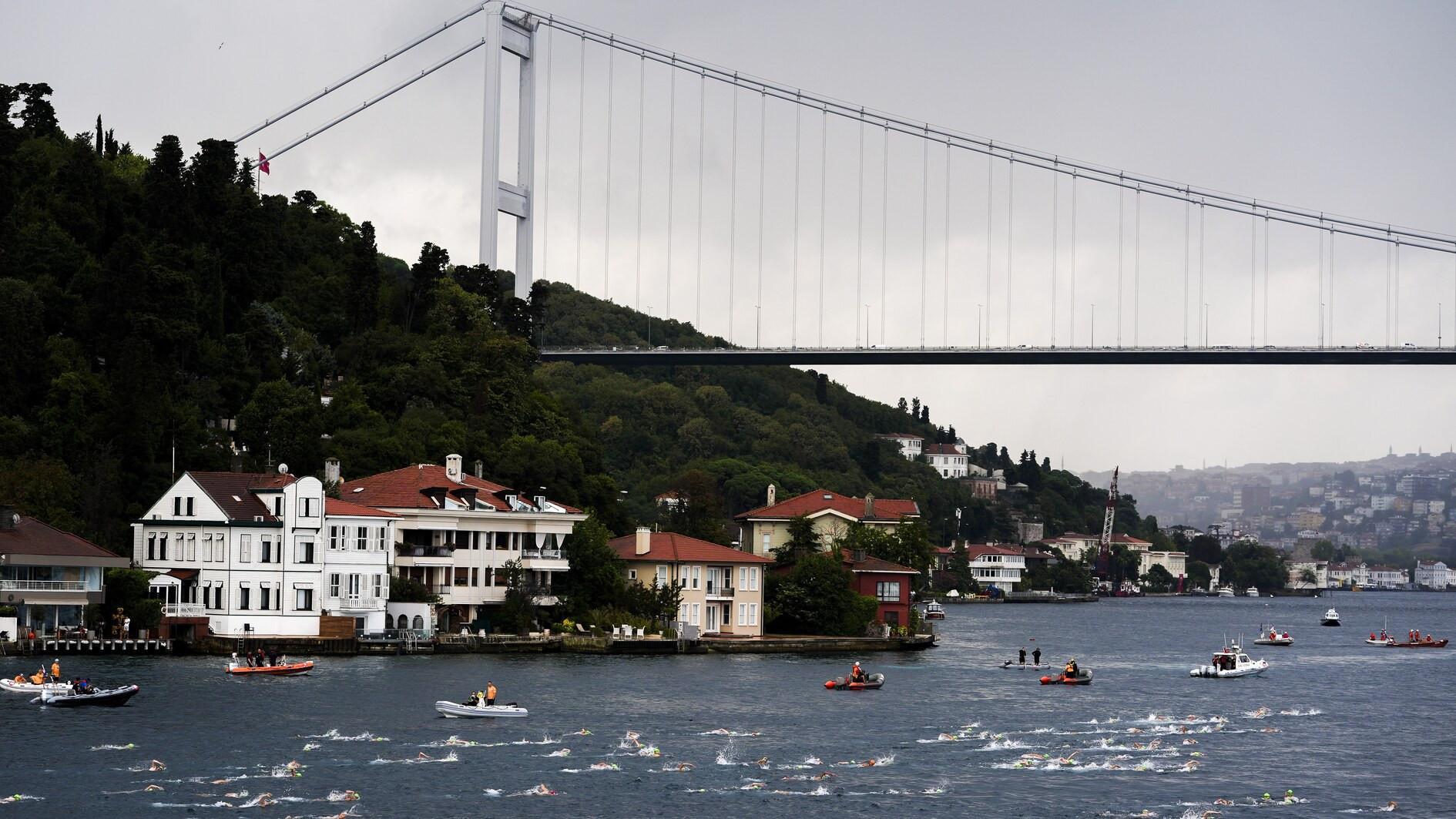 Thousands take on annual Bosphorus Cross-Continental Swim