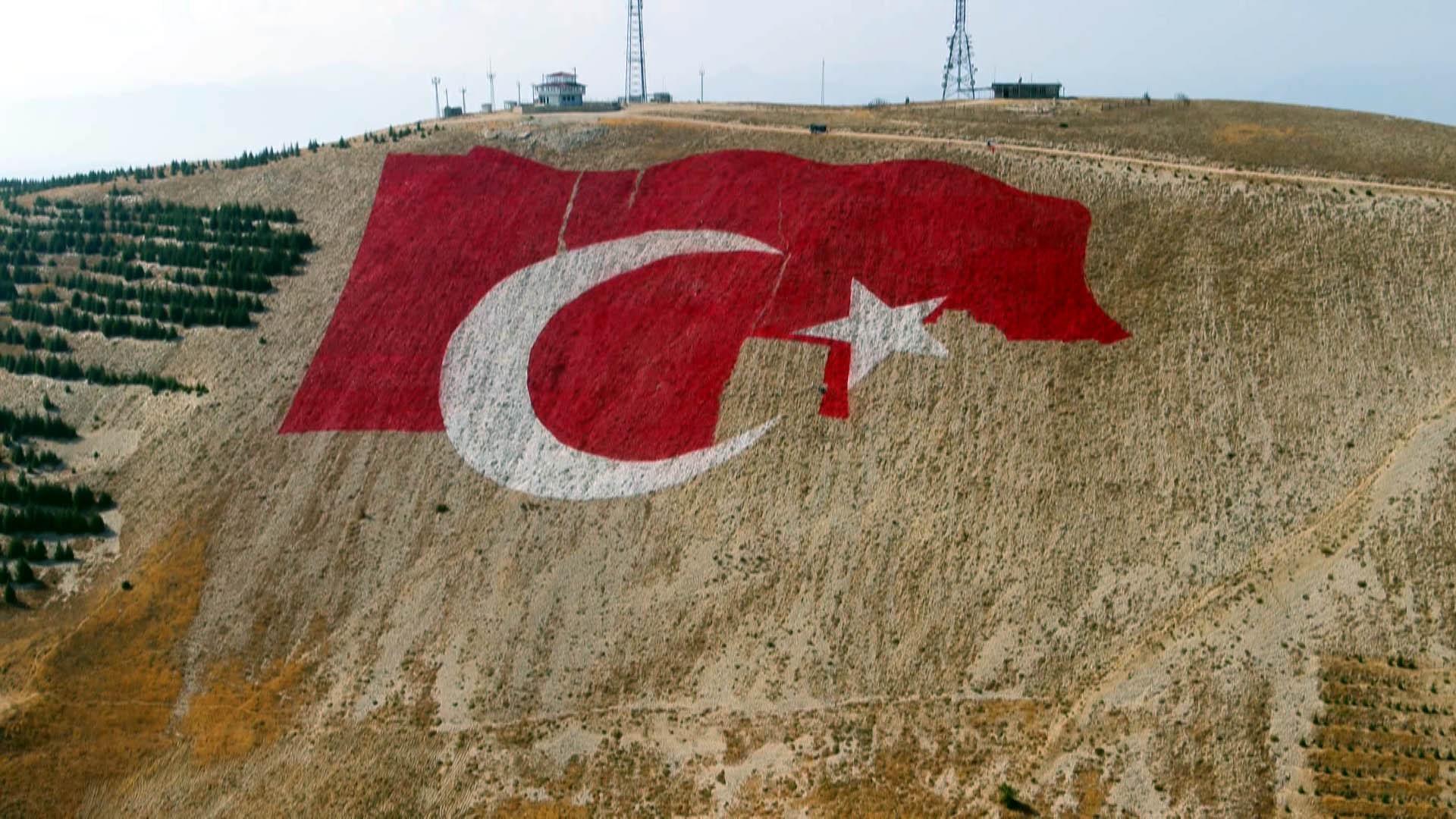 Türkiye’s largest flag takes shape on Kahramanmaraş mountains