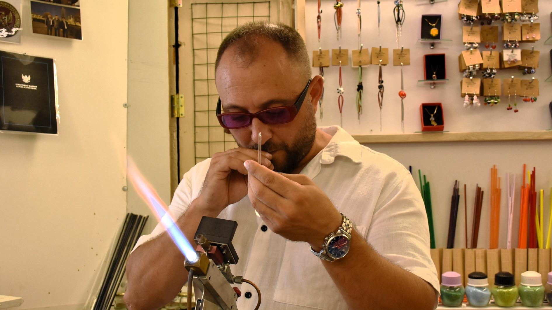 Eskişehir artist transforms glass into art with his breath