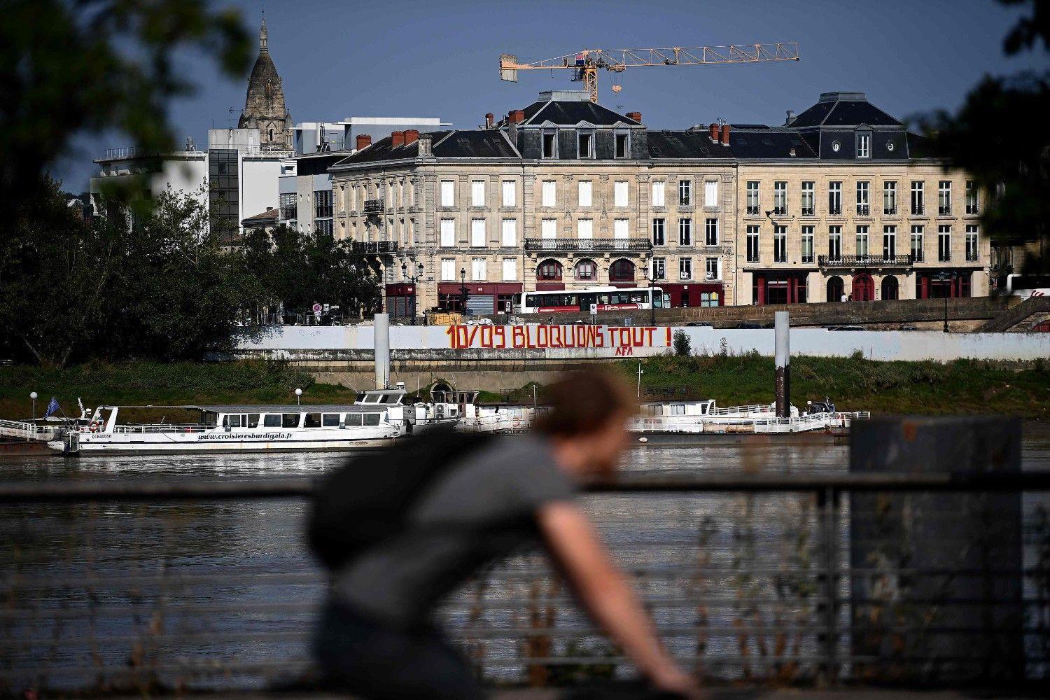 Fears of new political crisis grip France