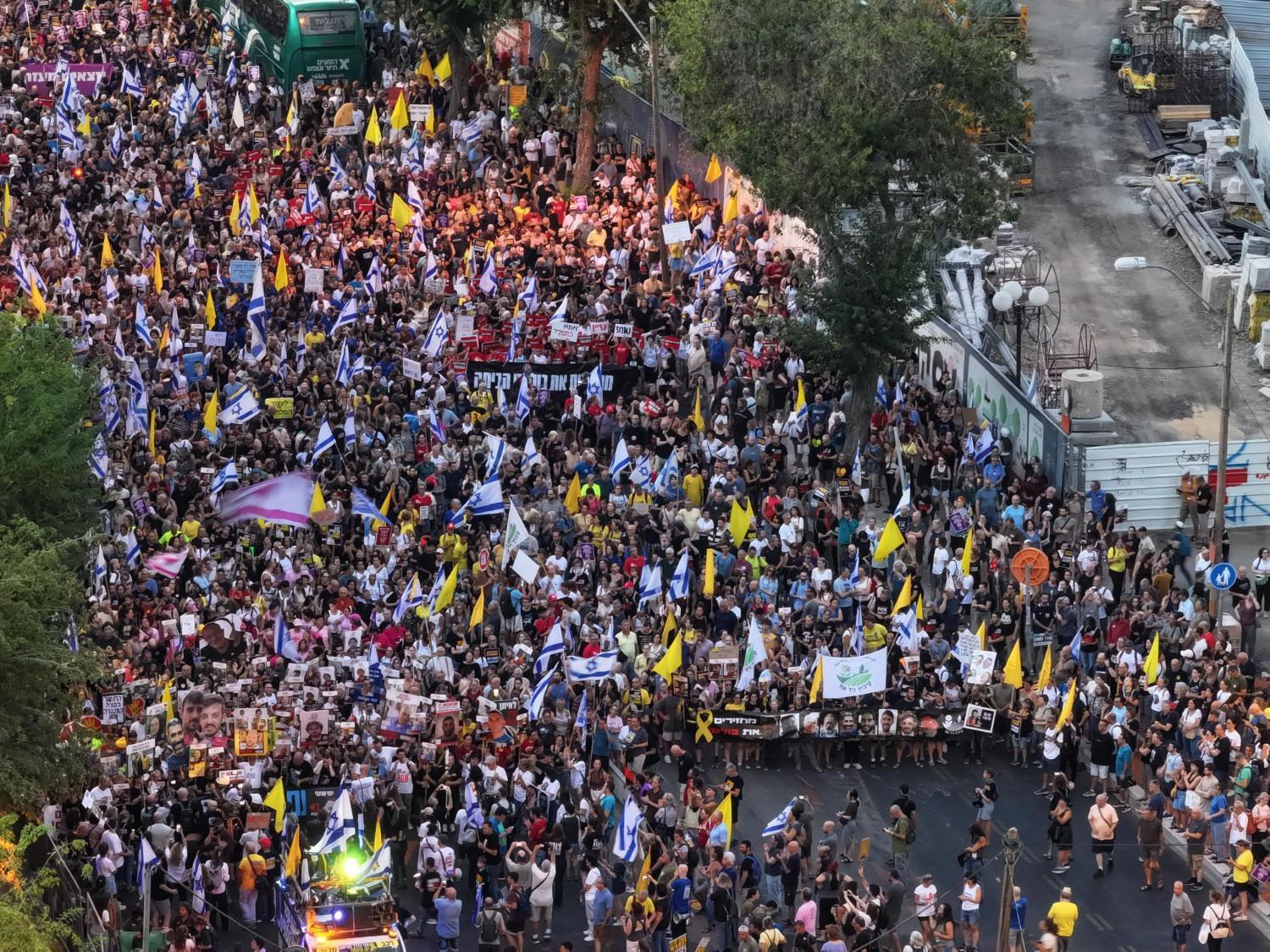 Israeli protesters demand hostage deal as cabinet meets