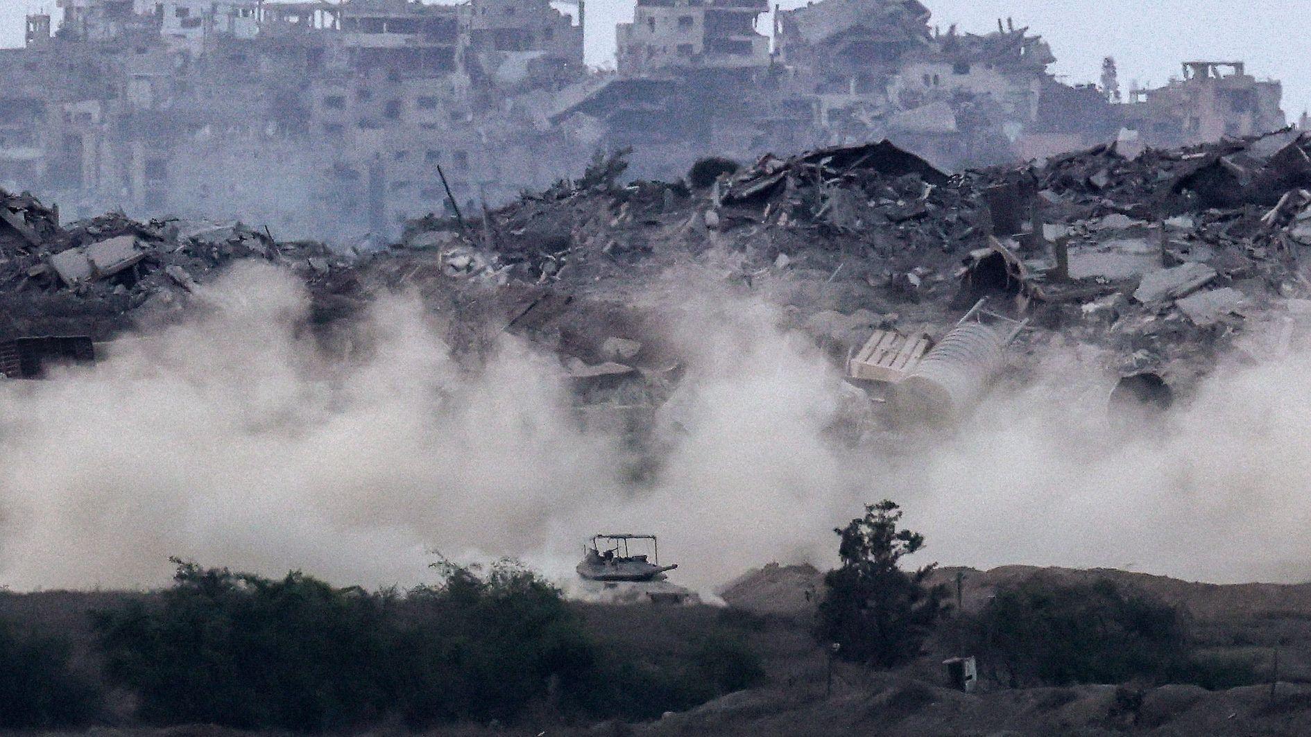 Israel ups pressure on Gaza City as Trump talks post-war plan
