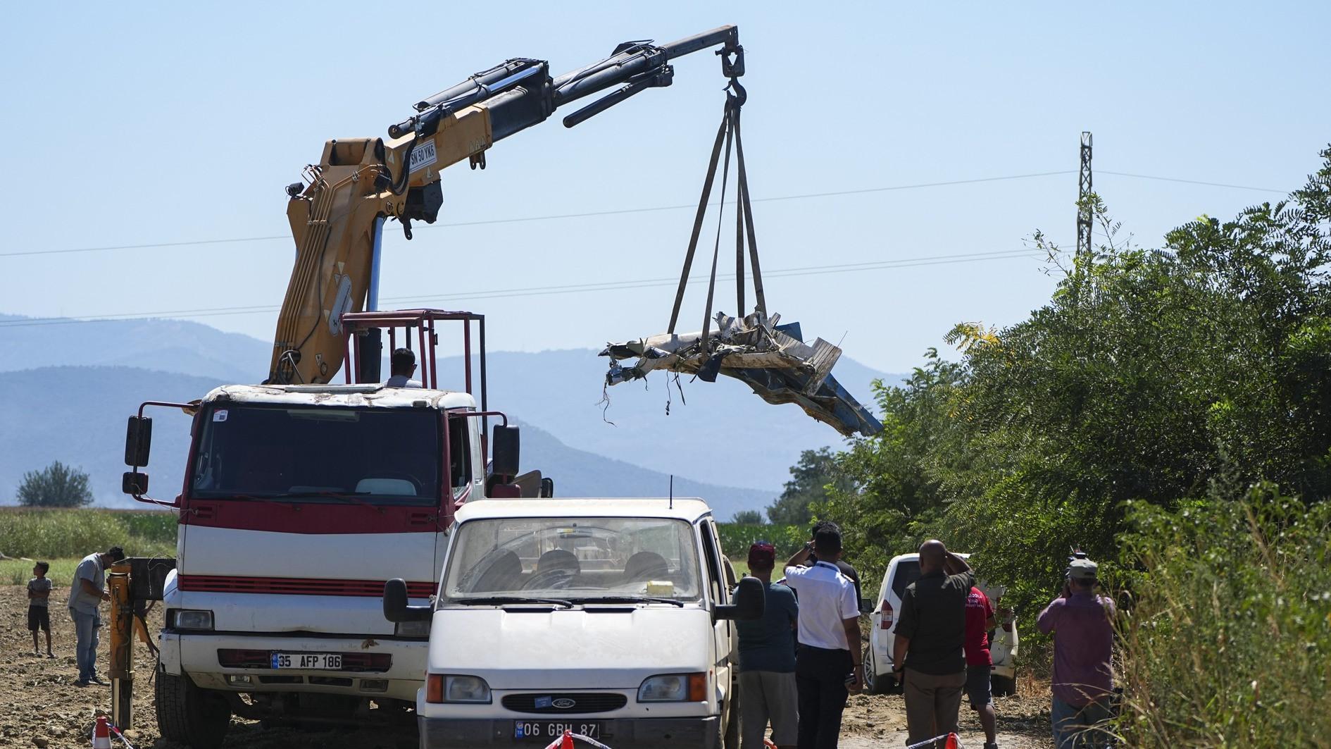 Training plane crash kills pilot in İzmir