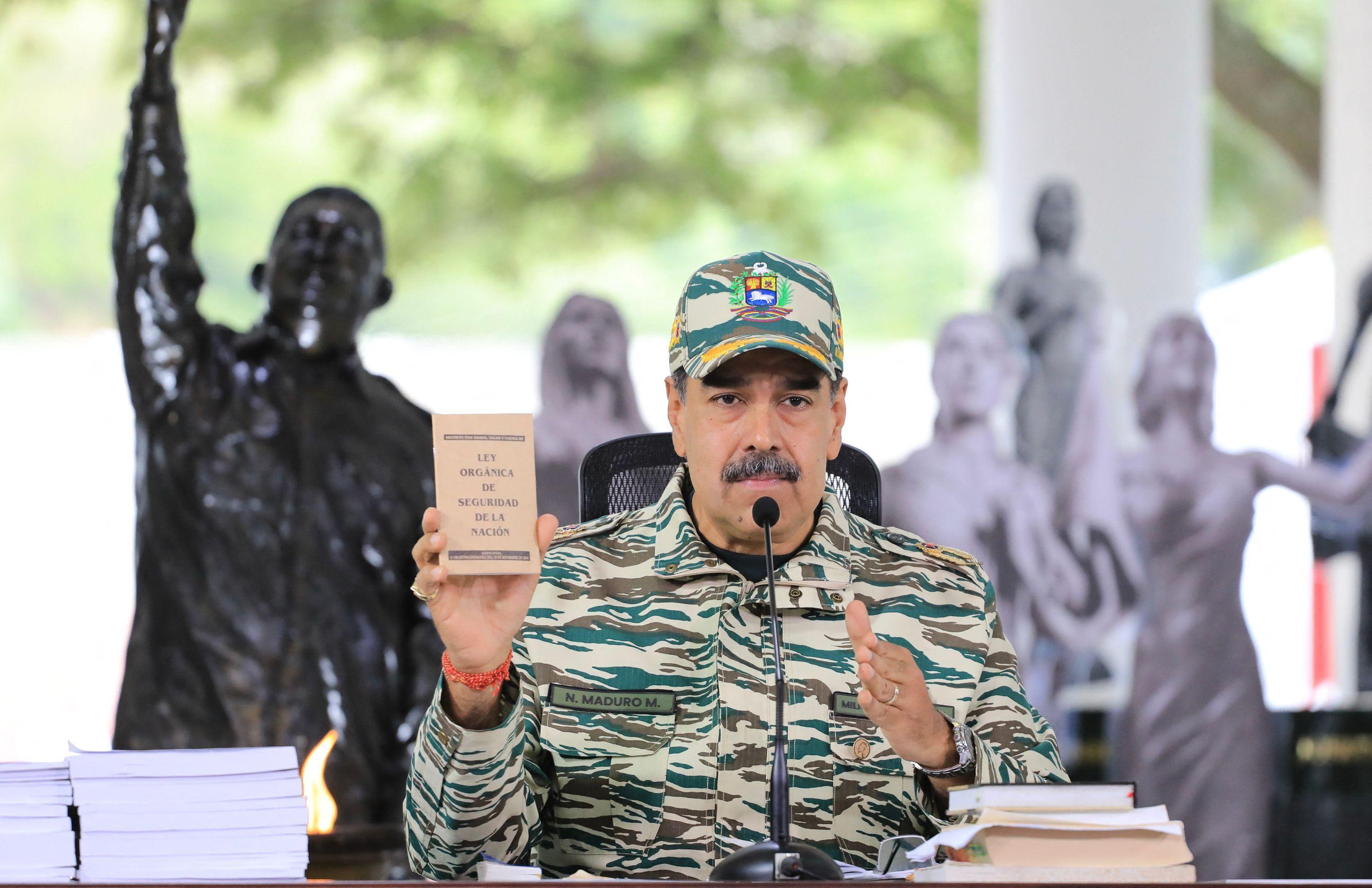 Venezuelas Maduro urges dialogue after Trump threat