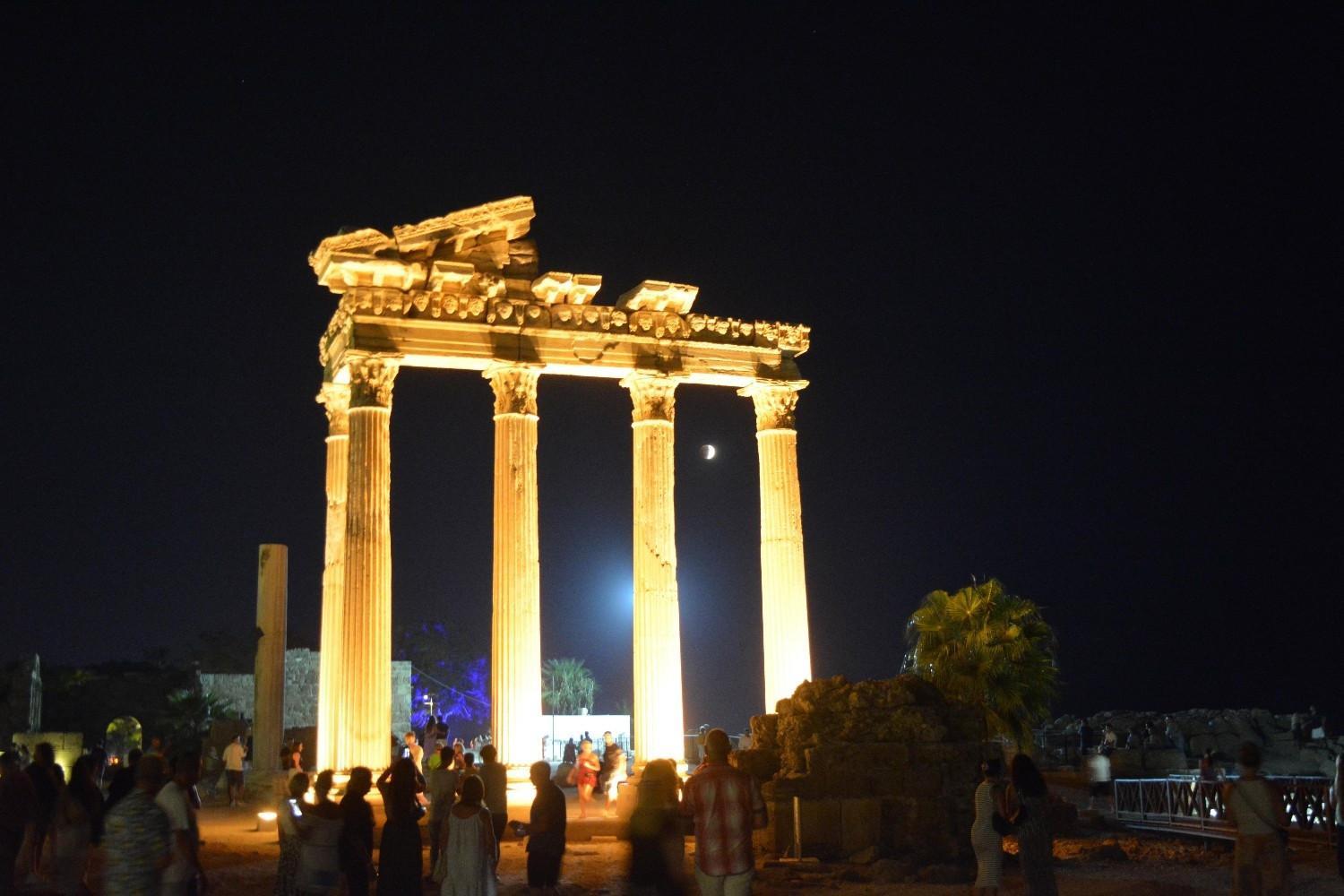 ‘Blood Moon’ casts spectacular scenes across Türkiye