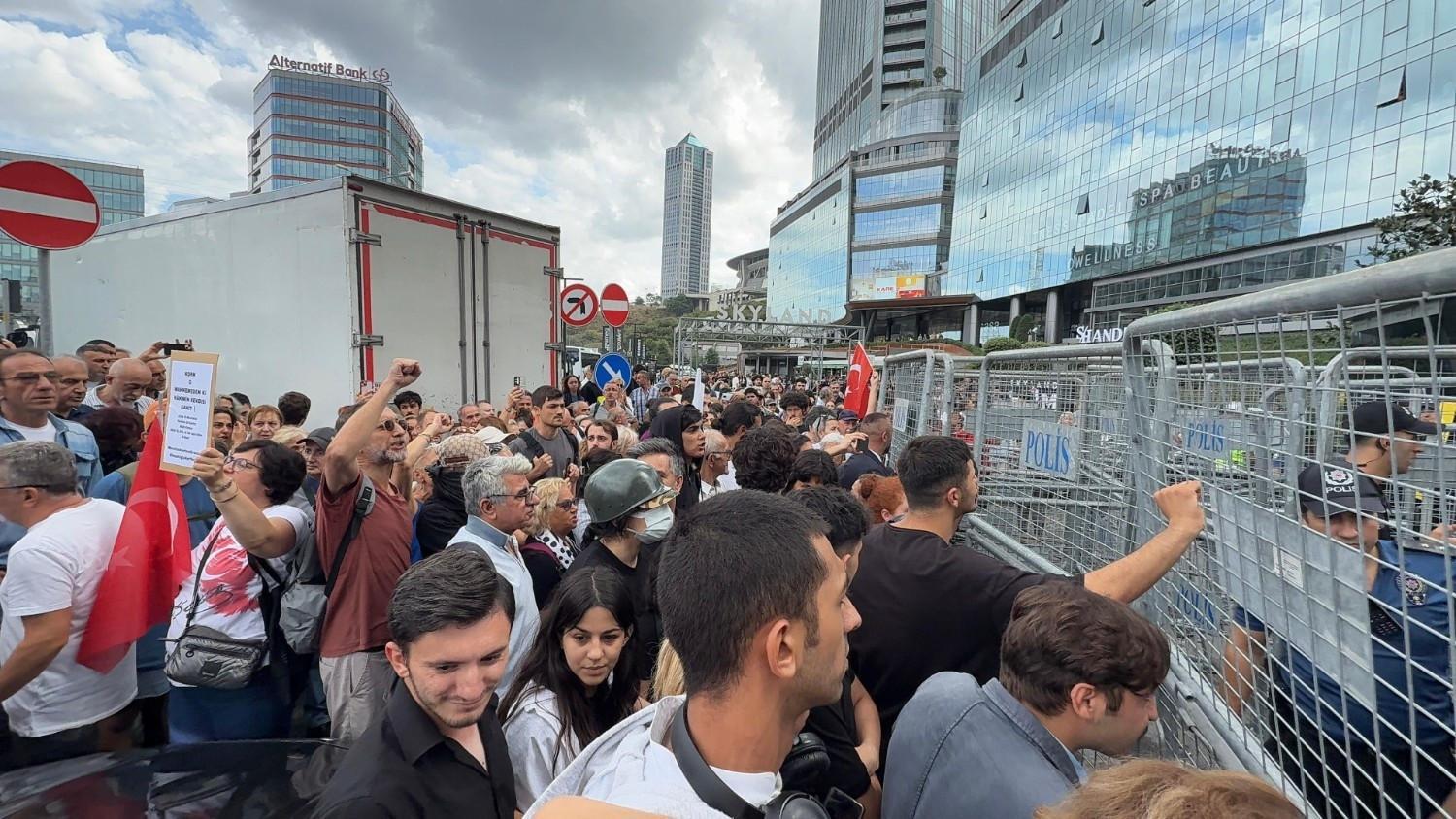 Tension rises as CHP confronts interim Istanbul chairs arrival