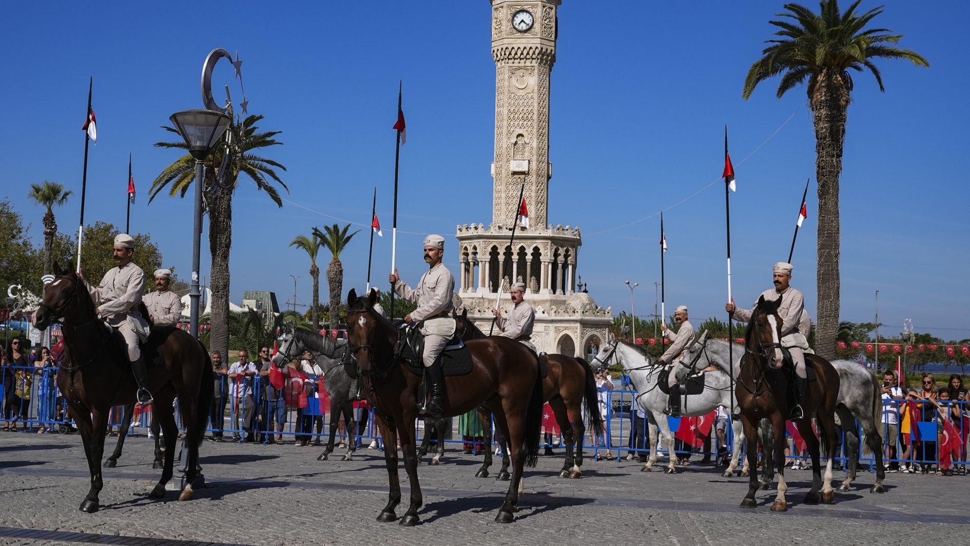 Thousands come together as İzmir celebrates 103 years since liberation