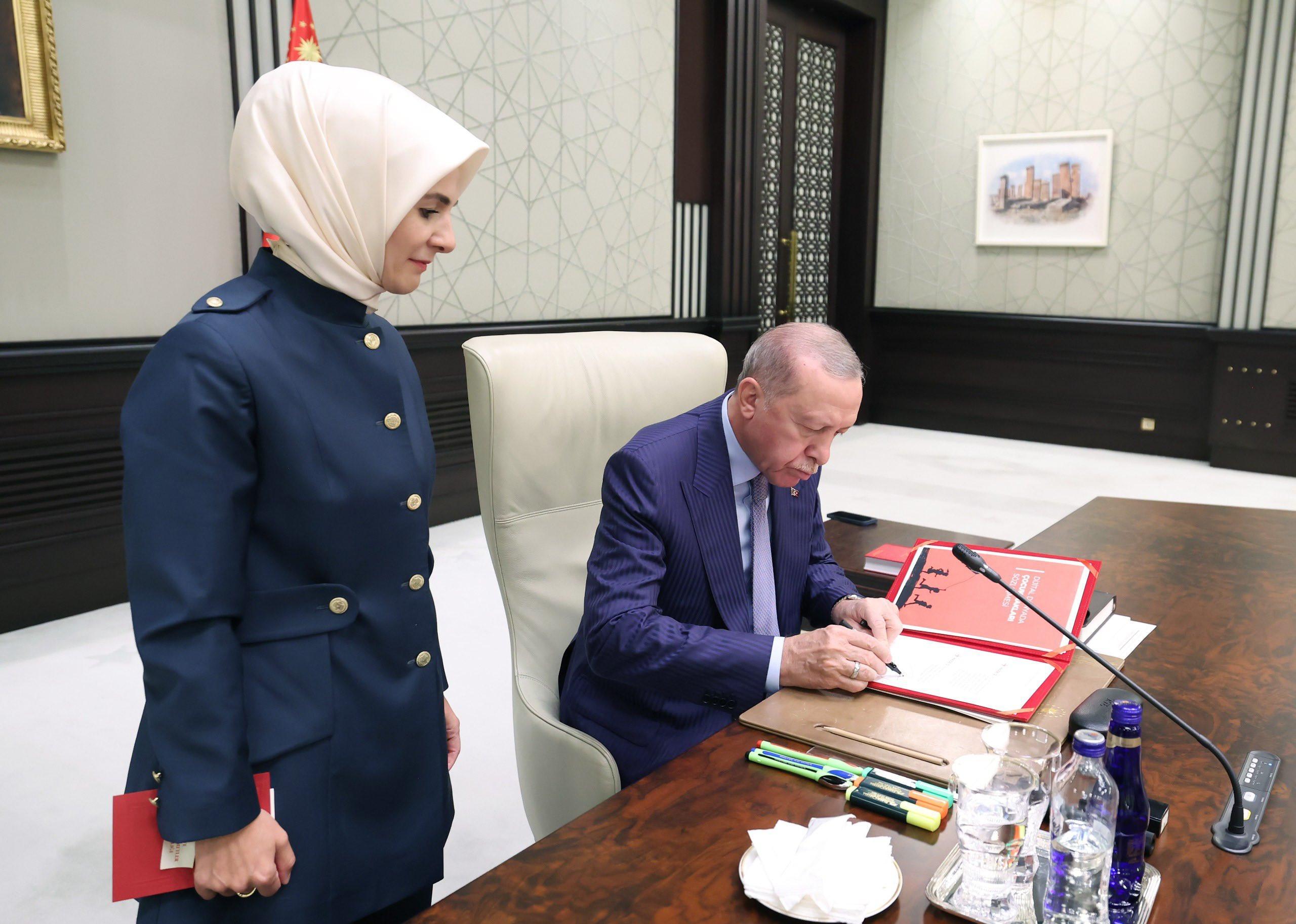 Türkiye adopts digital child rights convention to safeguard kids online