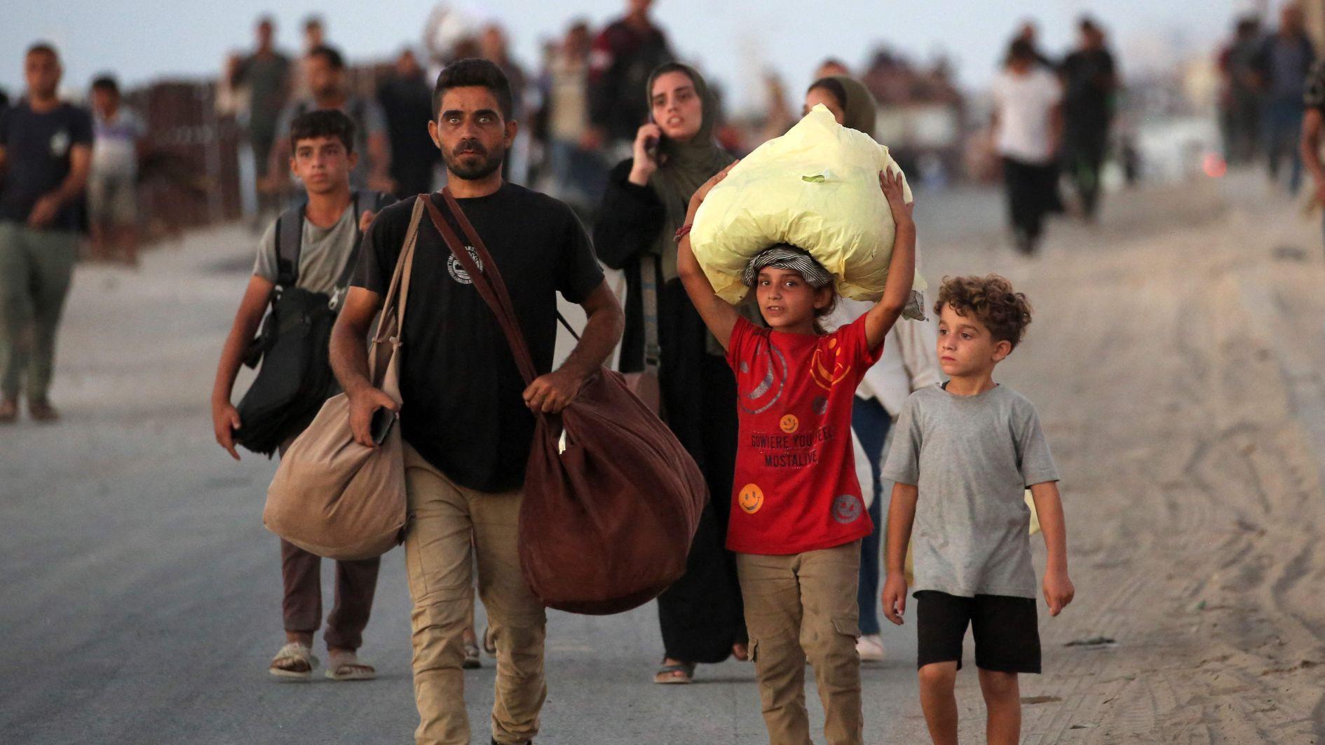 Israeli military steps up attacks in Gaza City as Palestinians continue to flee