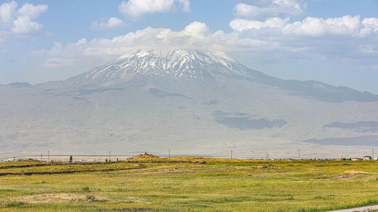 Armenia drops Mount Ağrı symbol from border stamps amid normalization push