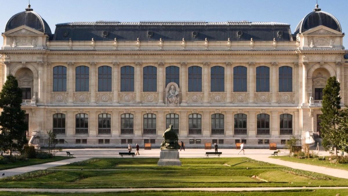 Gold worth 600,000 euros stolen in Paris museum heist