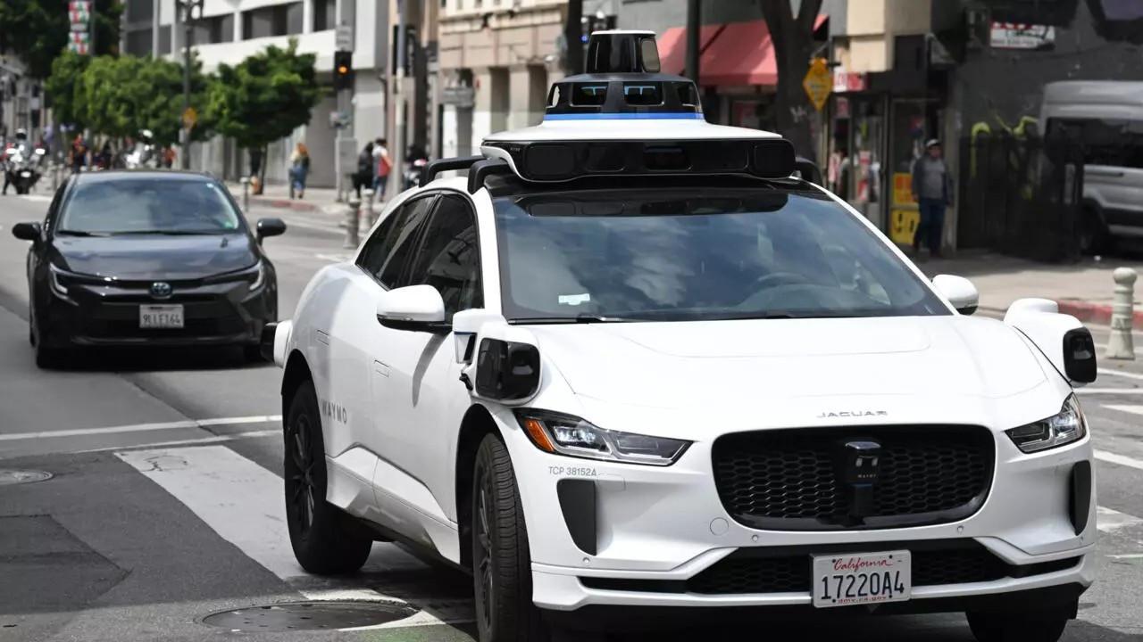 US cops pull over driverless car after illegal U-turn