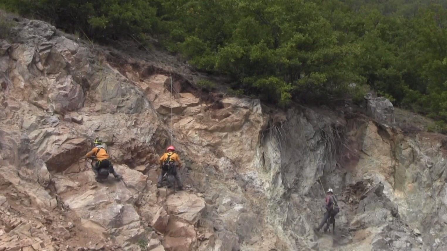 Industrial climbers secure risky slopes after floods in Black Sea city