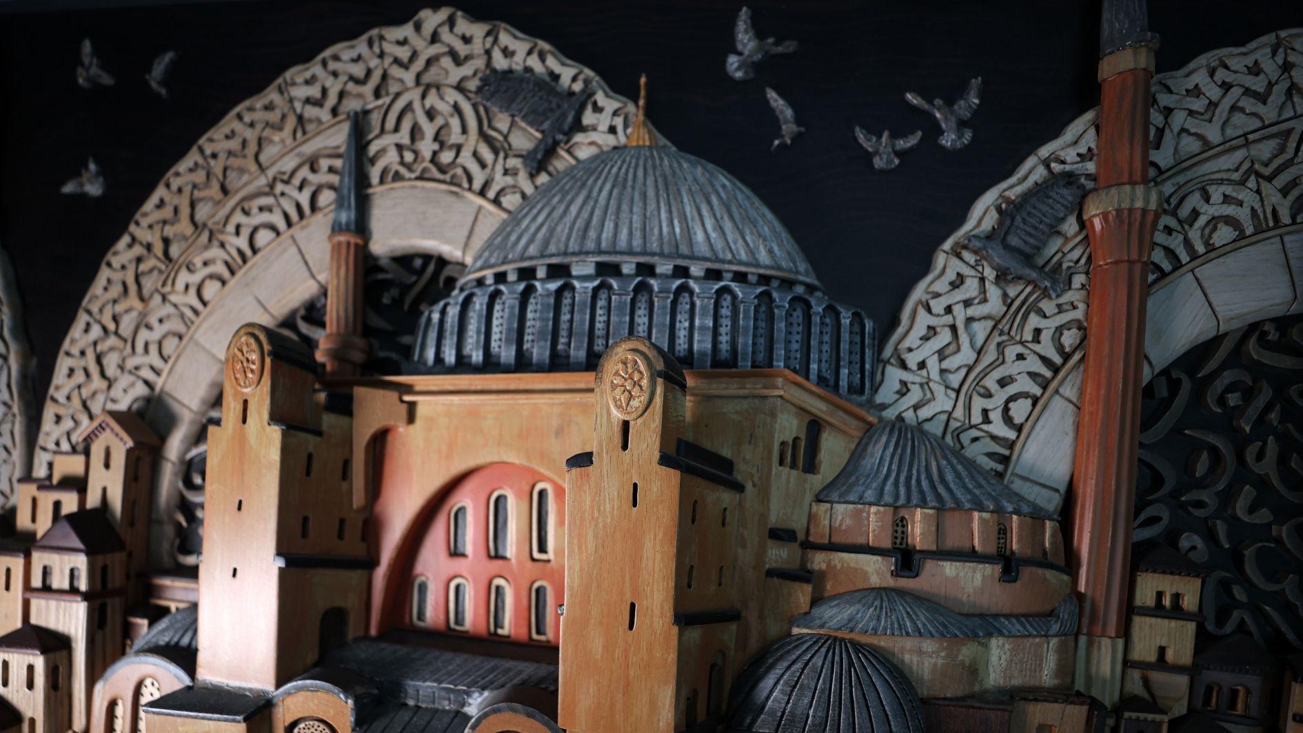 Artist creates 3D works with fusion of six crafts
