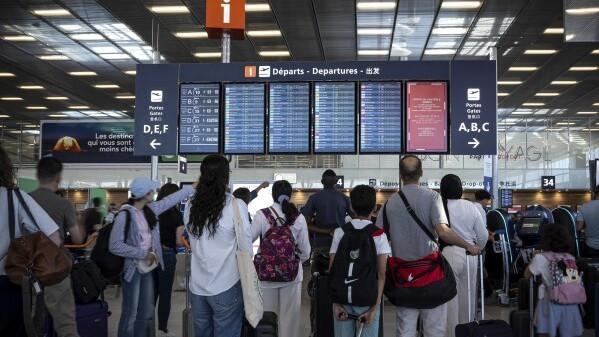 French air traffic controllers cancel three-day strike