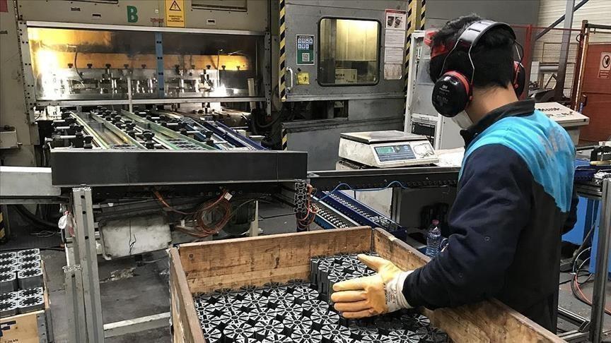 German factory orders decline in August, despite expectations