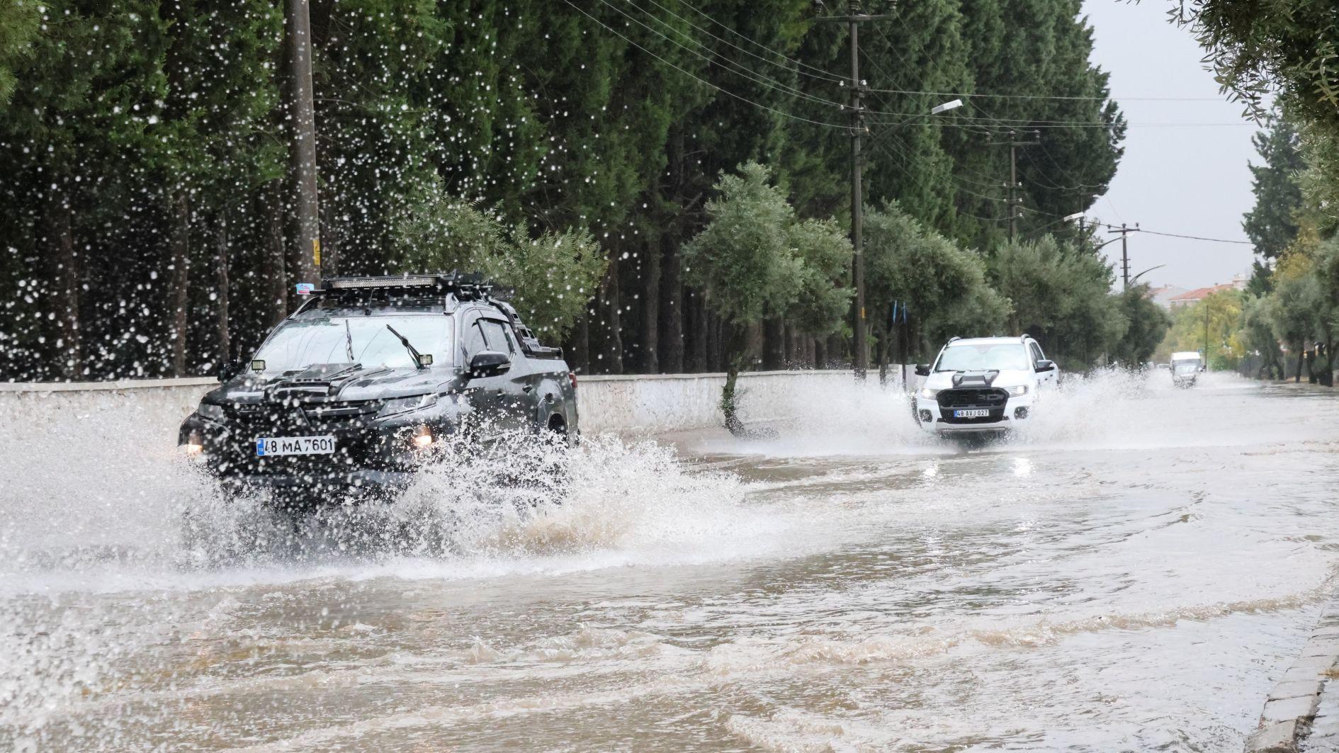 Rains deluge Western Türkiye, sparking major flooding