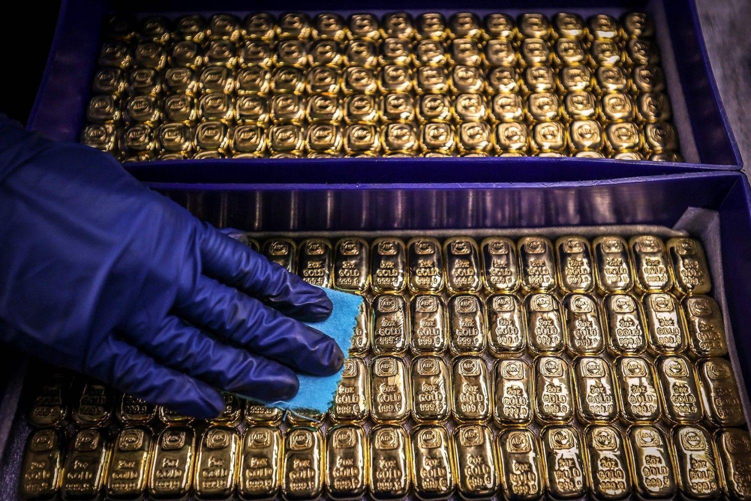 Gold tops $4,000 for first time as traders pile into safe haven