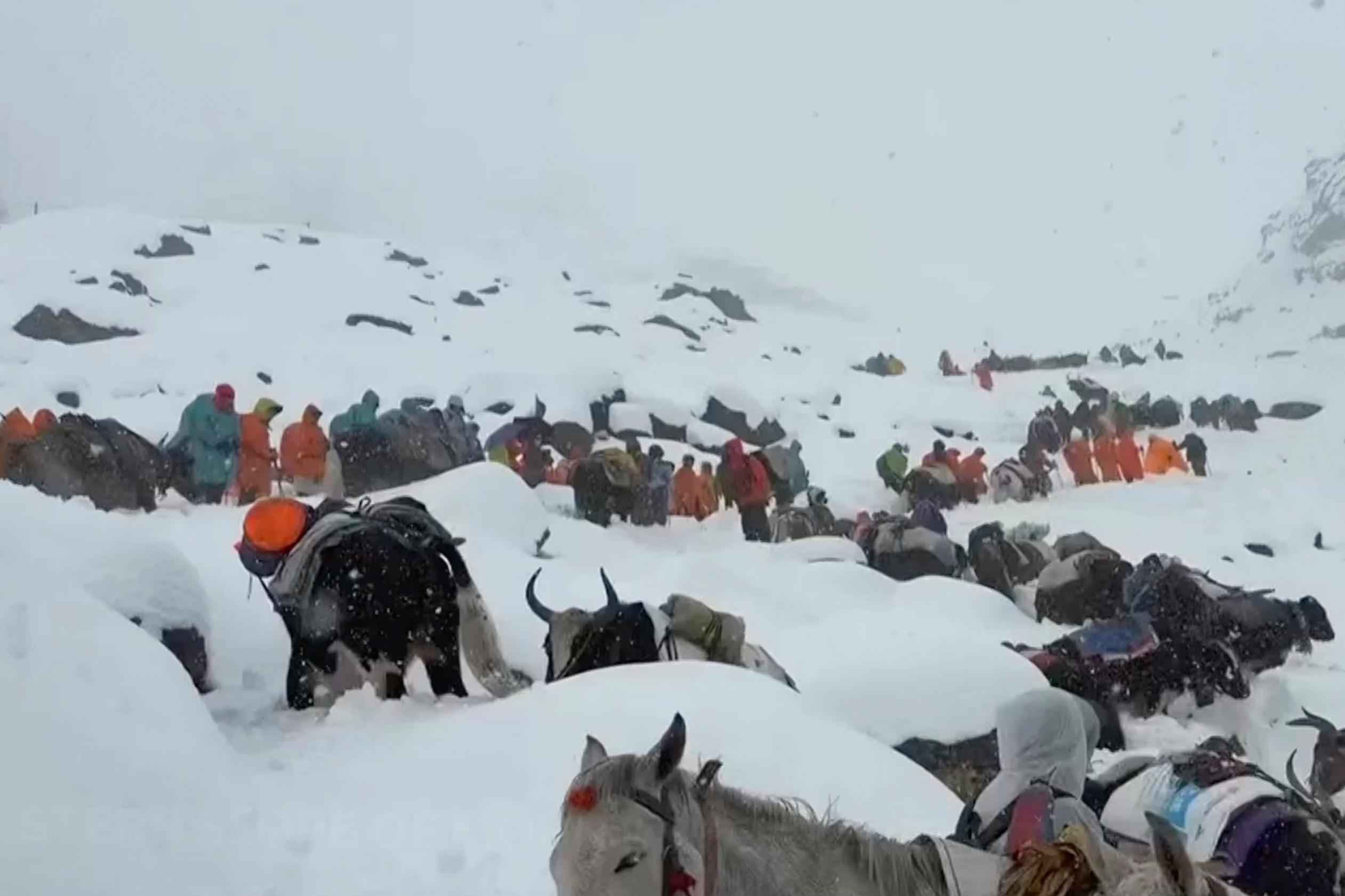Remaining stranded hikers rescued near Everest