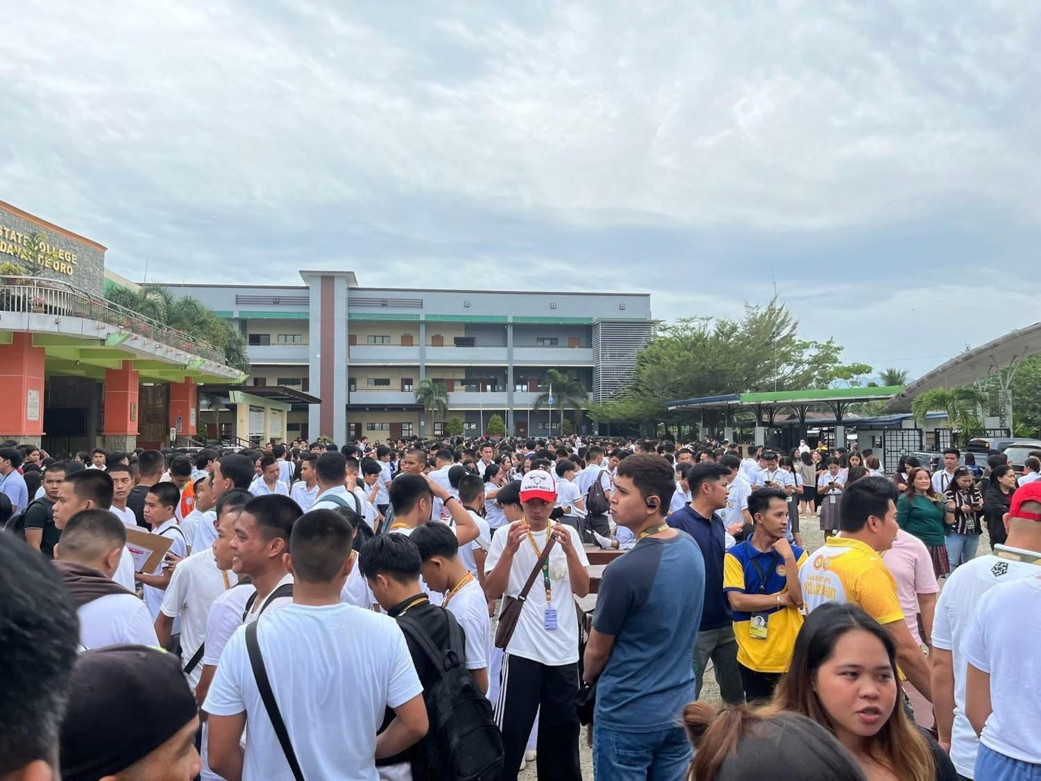 7.4 magnitude quake strikes off southern Philippines