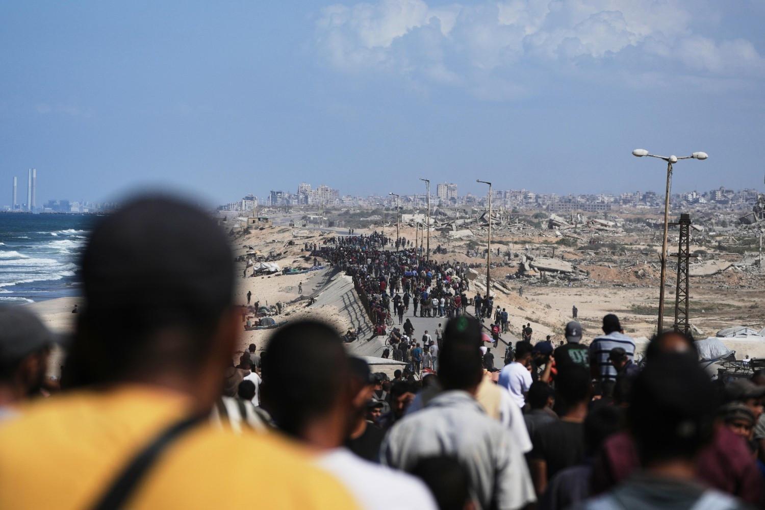 Israel begins Gaza pullback as thousands head home