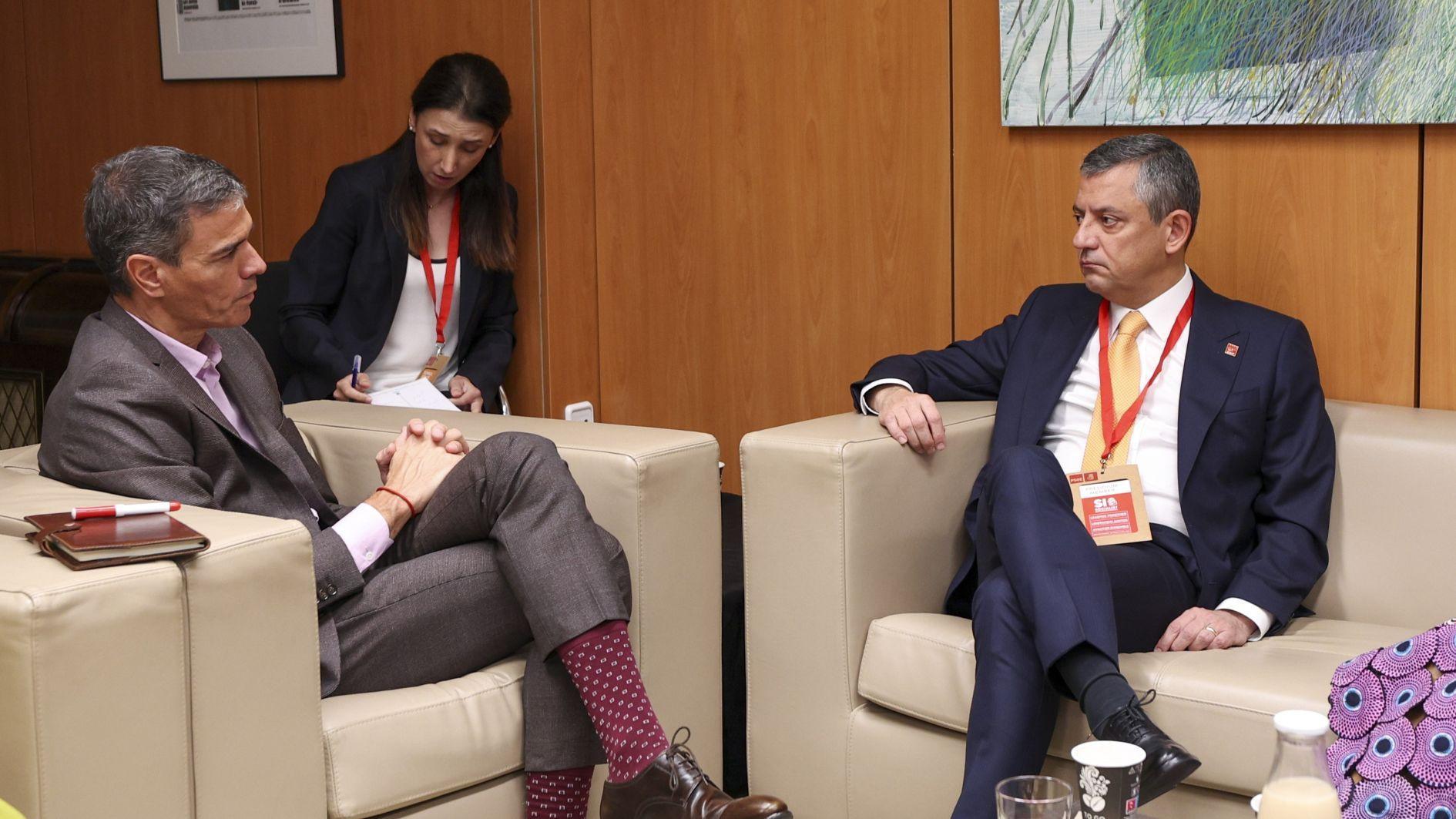 CHP’s Özel meets Spanish PM in Madrid