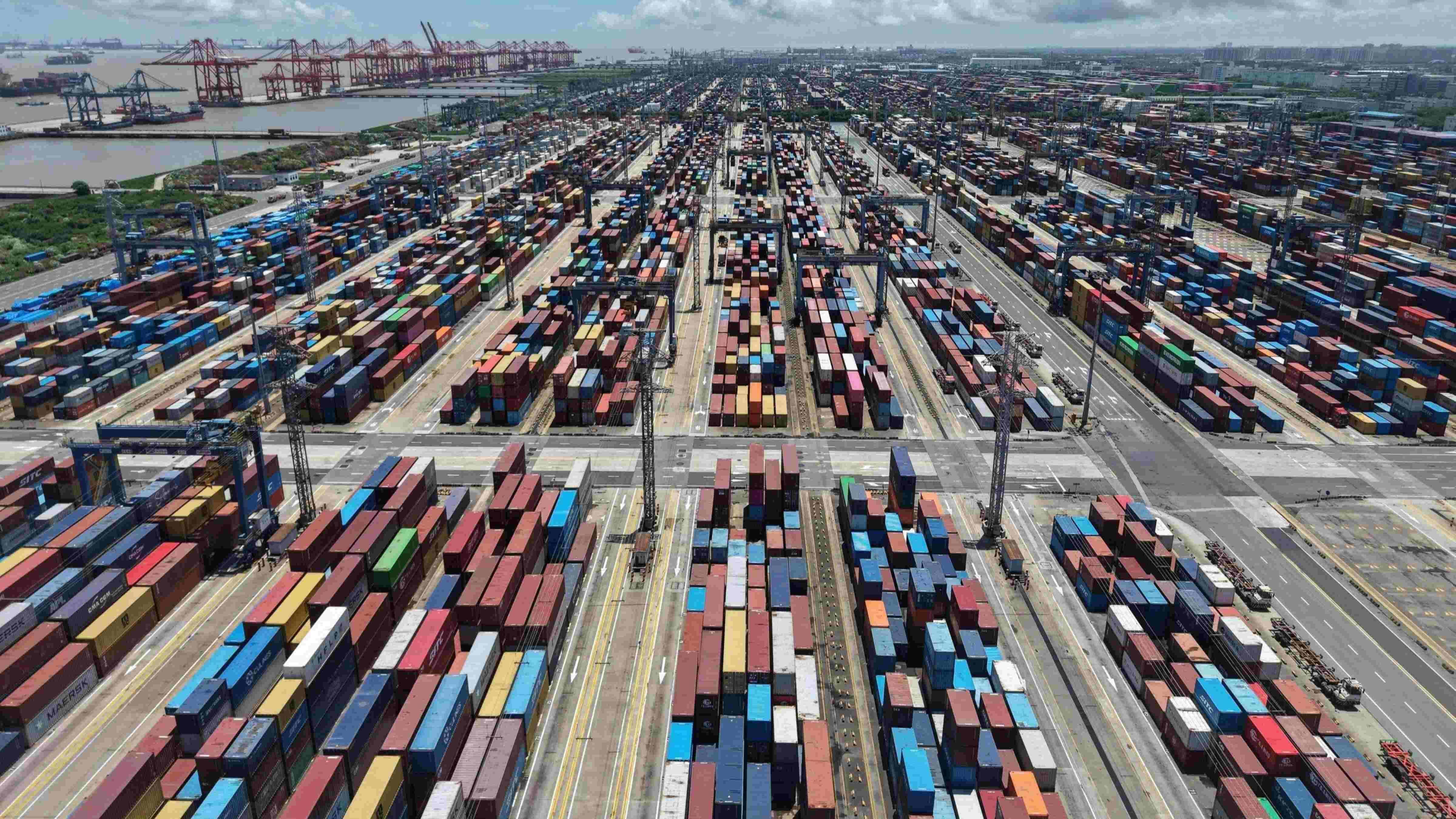 China vows to stand firm against Trumps 100 pct tariff threat