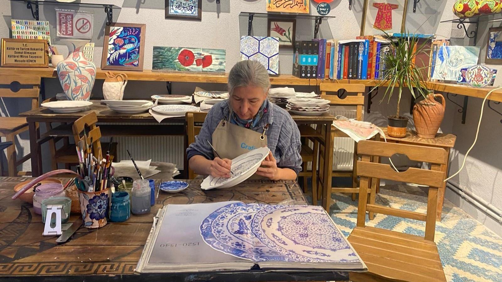 Turkish ceramic artist crafts İznik-inspired tile for Pope’s upcoming visit