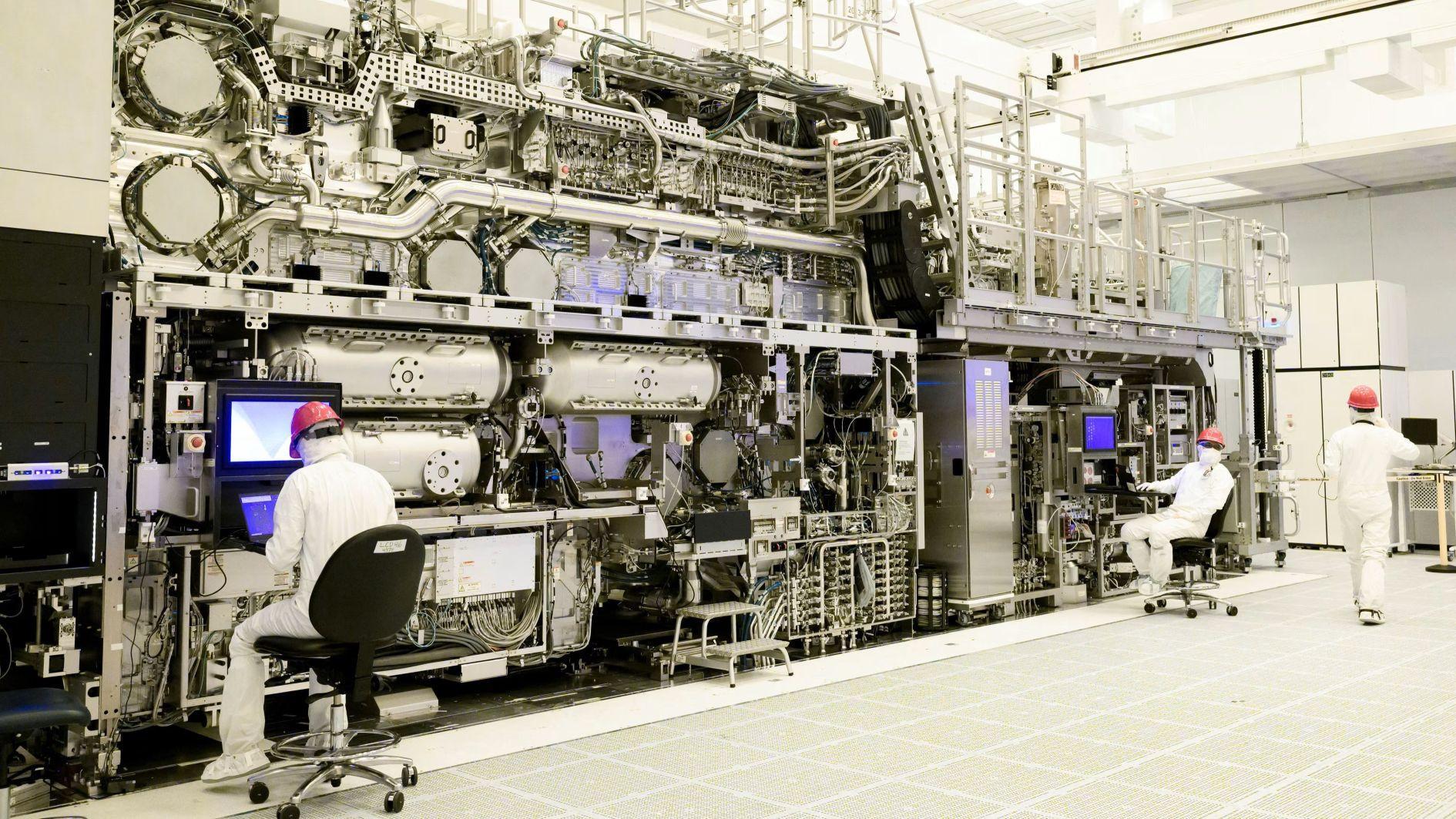 Dutch tech giant ASML posts stable profits