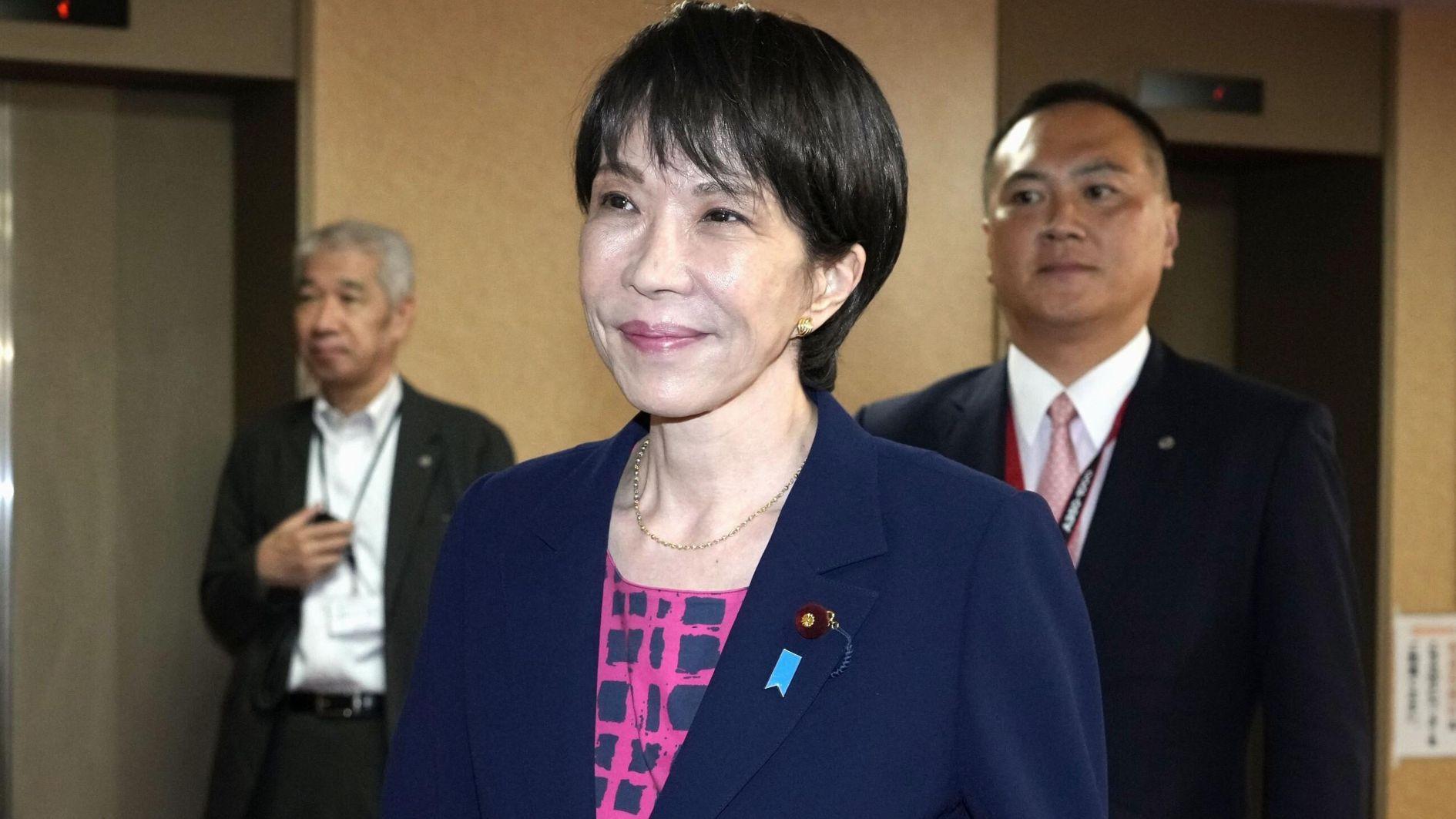 Japan PM hopeful avoids war shrine visit
