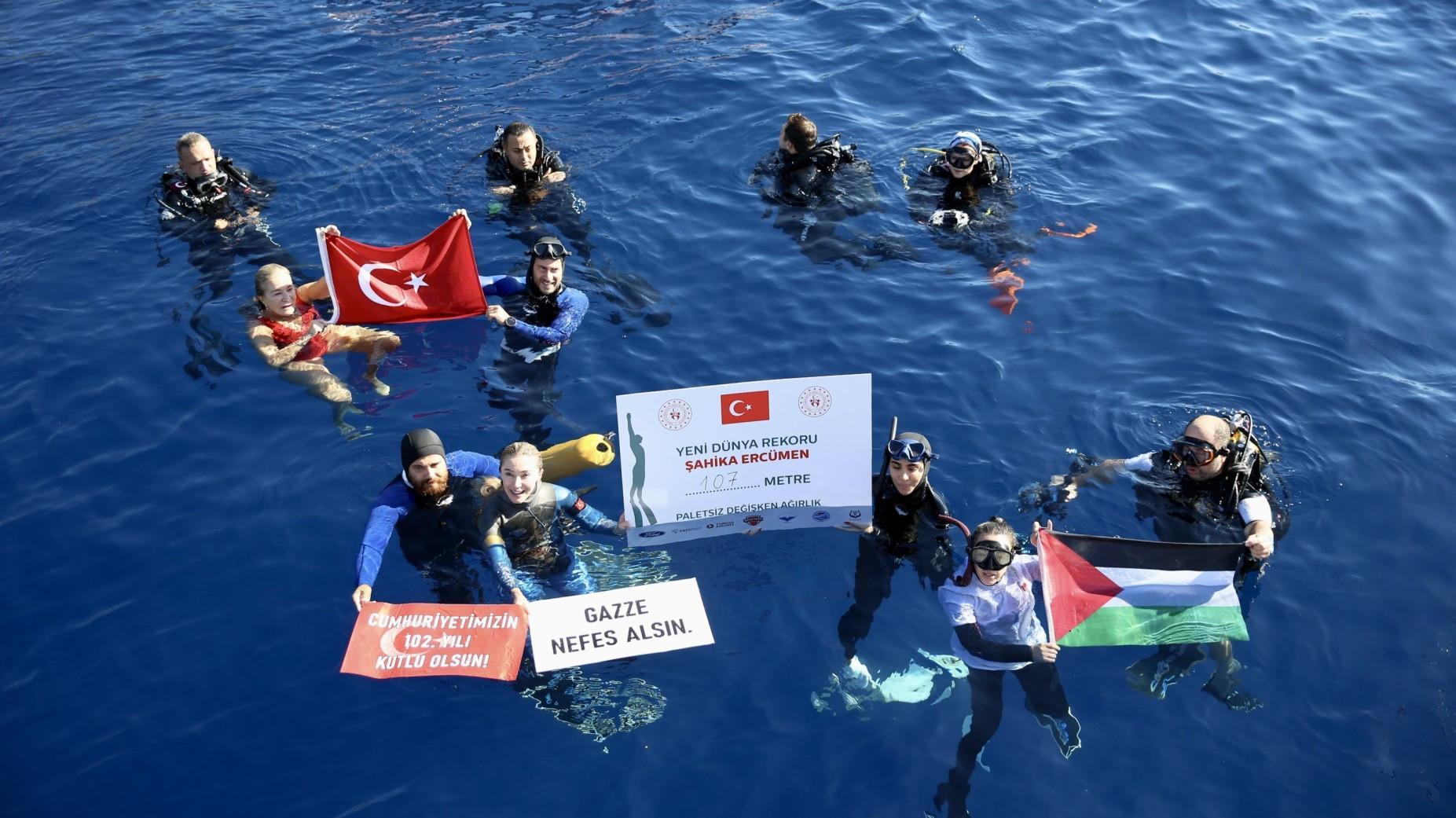Turkish swimmer breaks own world record with dive dedicated to Gaza