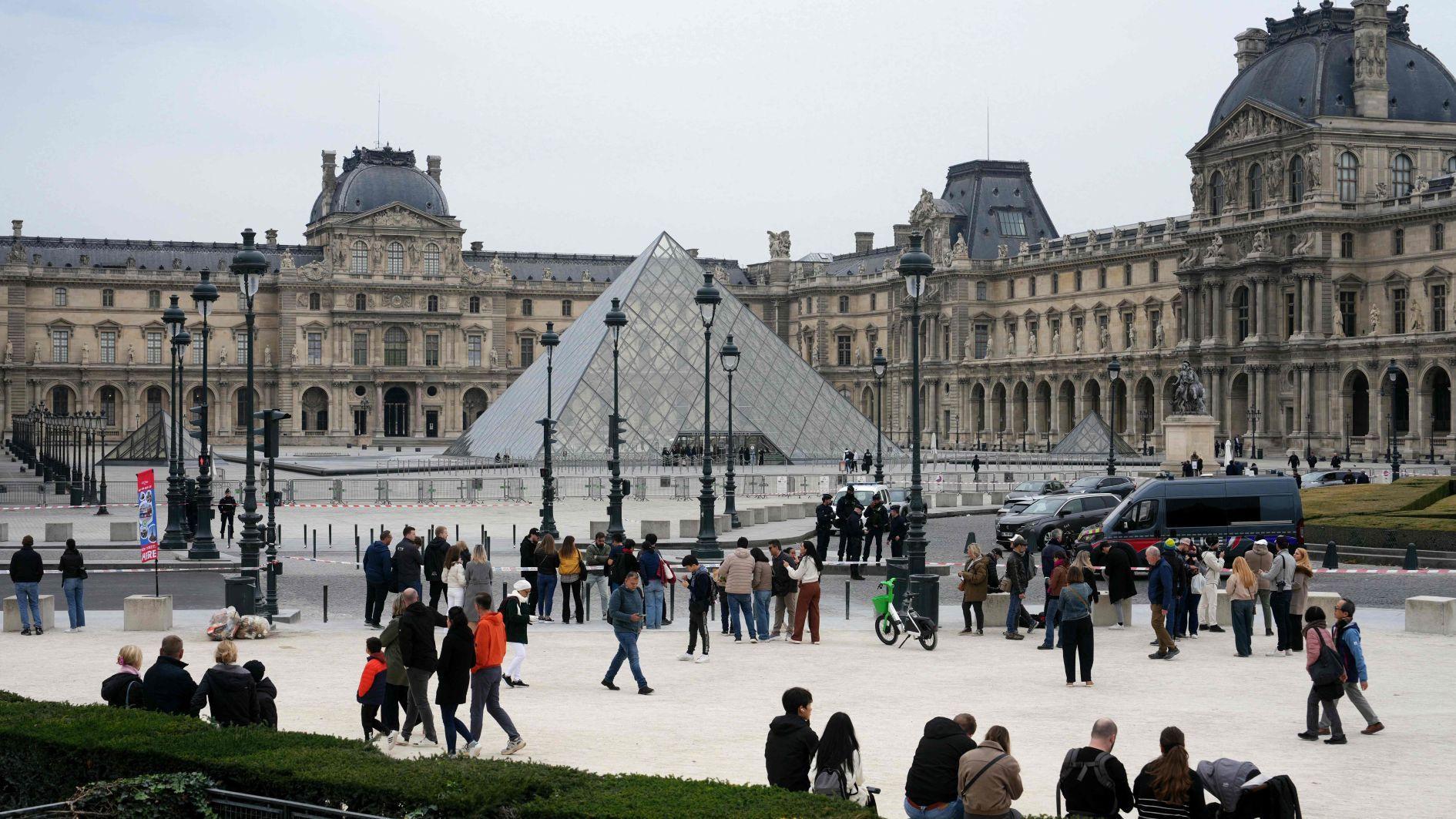 Thieves stage jewel heist at Louvre museum