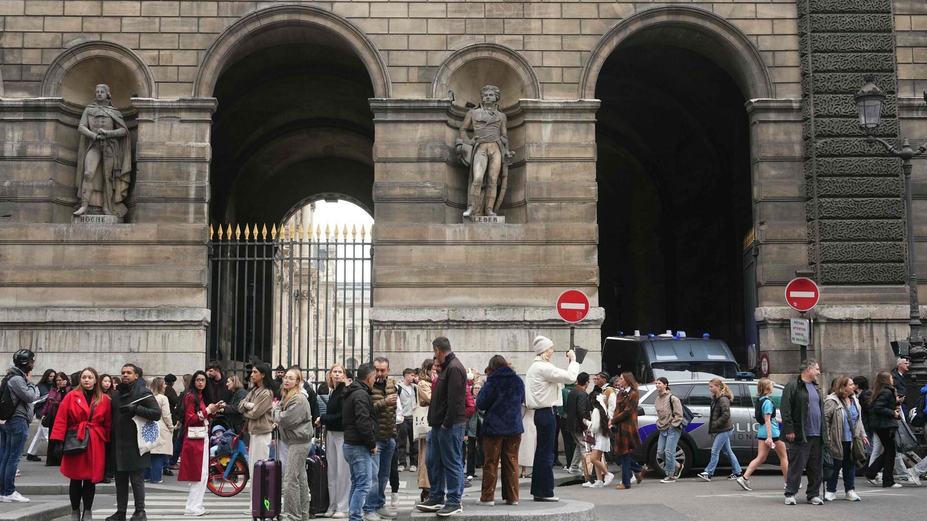 French police intensifies hunt for Louvre Museum raiders