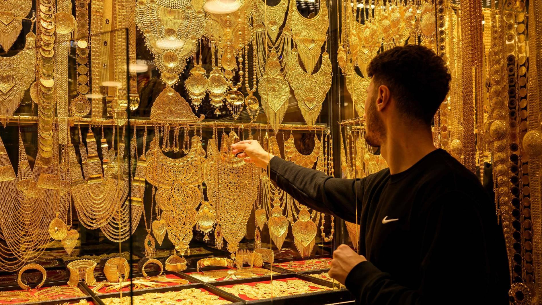 Gold falls again as rally comes to halt