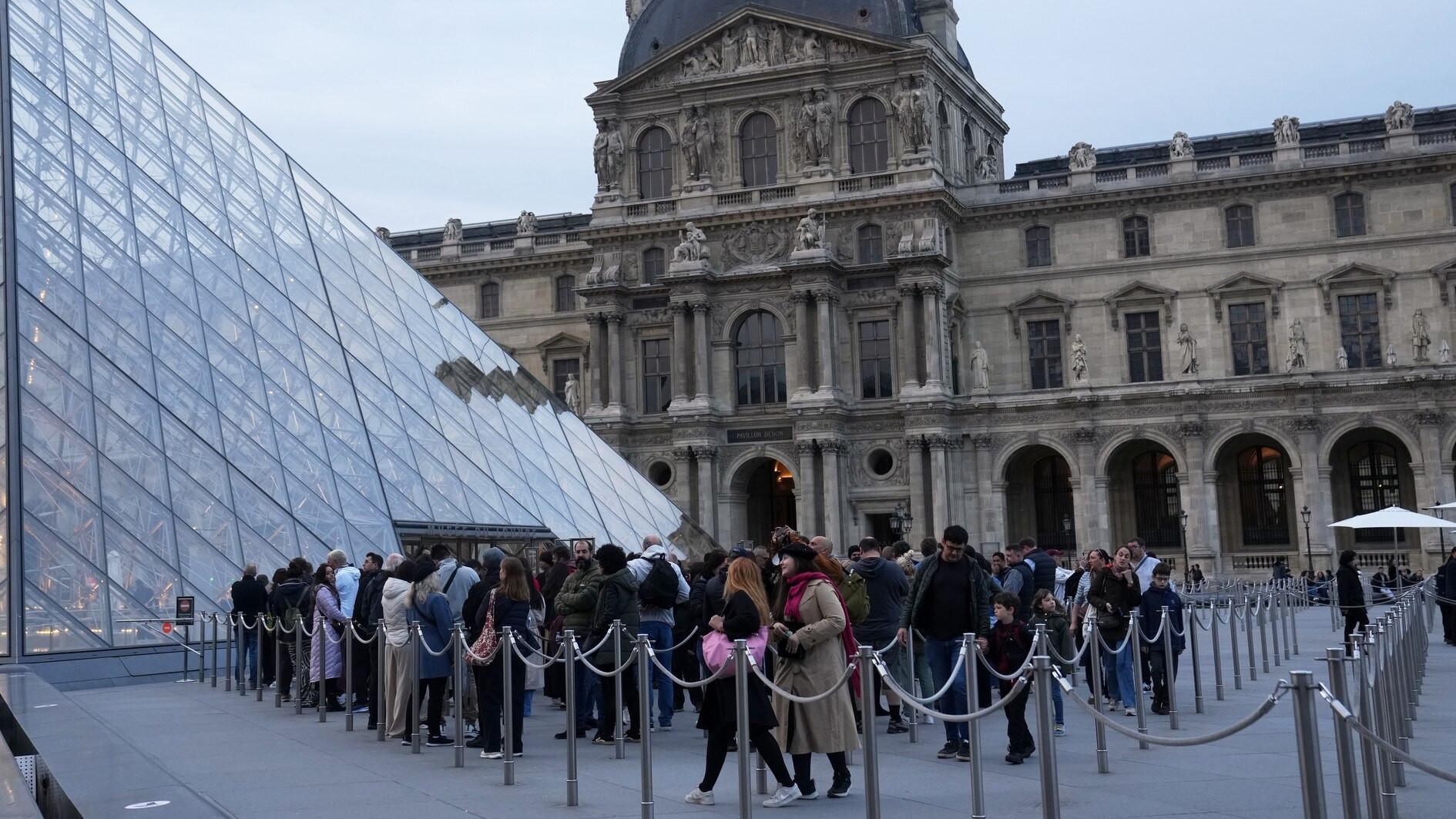 Louvre reopens amid security scrutiny