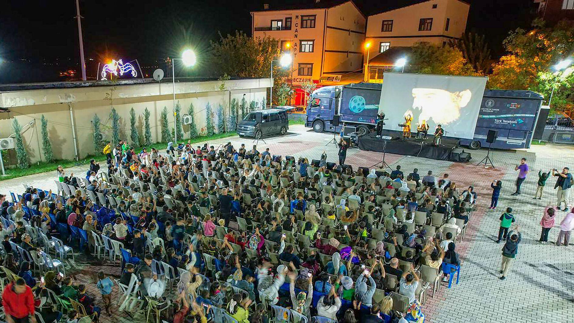 ‘Cinema on Wheels’ brings big screen to children