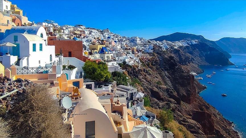 Overtourism threatens Greek islands’ appeal, bank report says