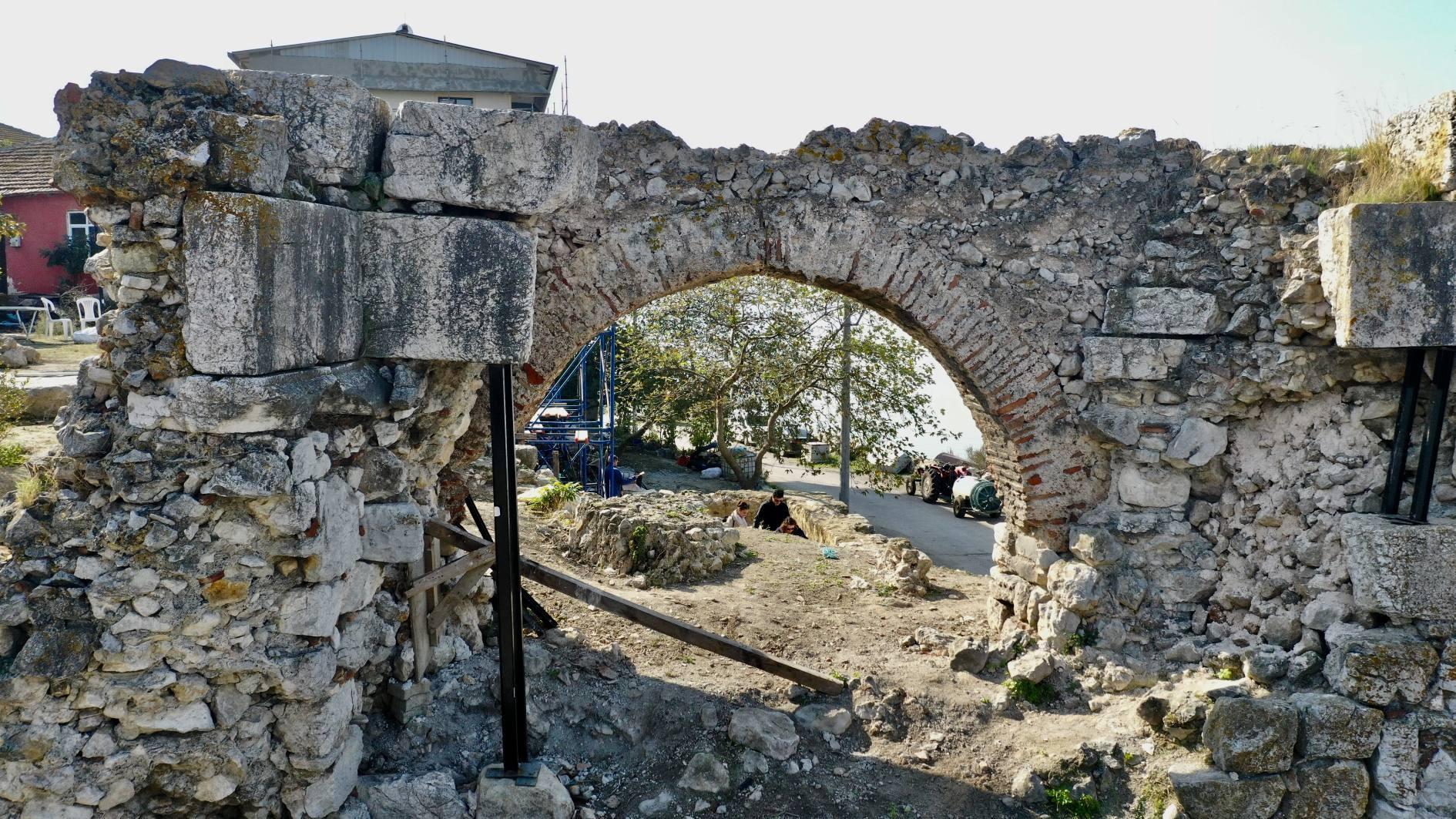 Silk workshop unearthed in castle excavation