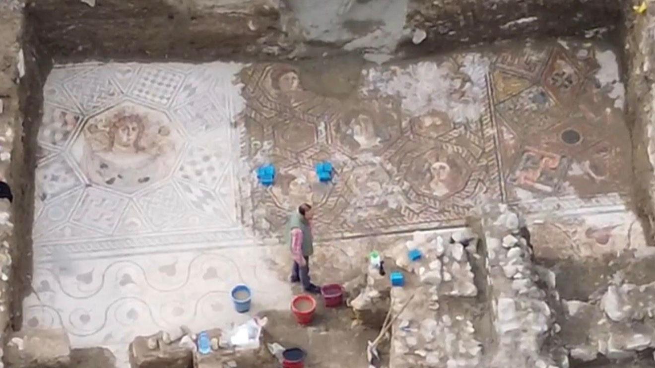 Roman mosaic unearthed in İznik under tight security