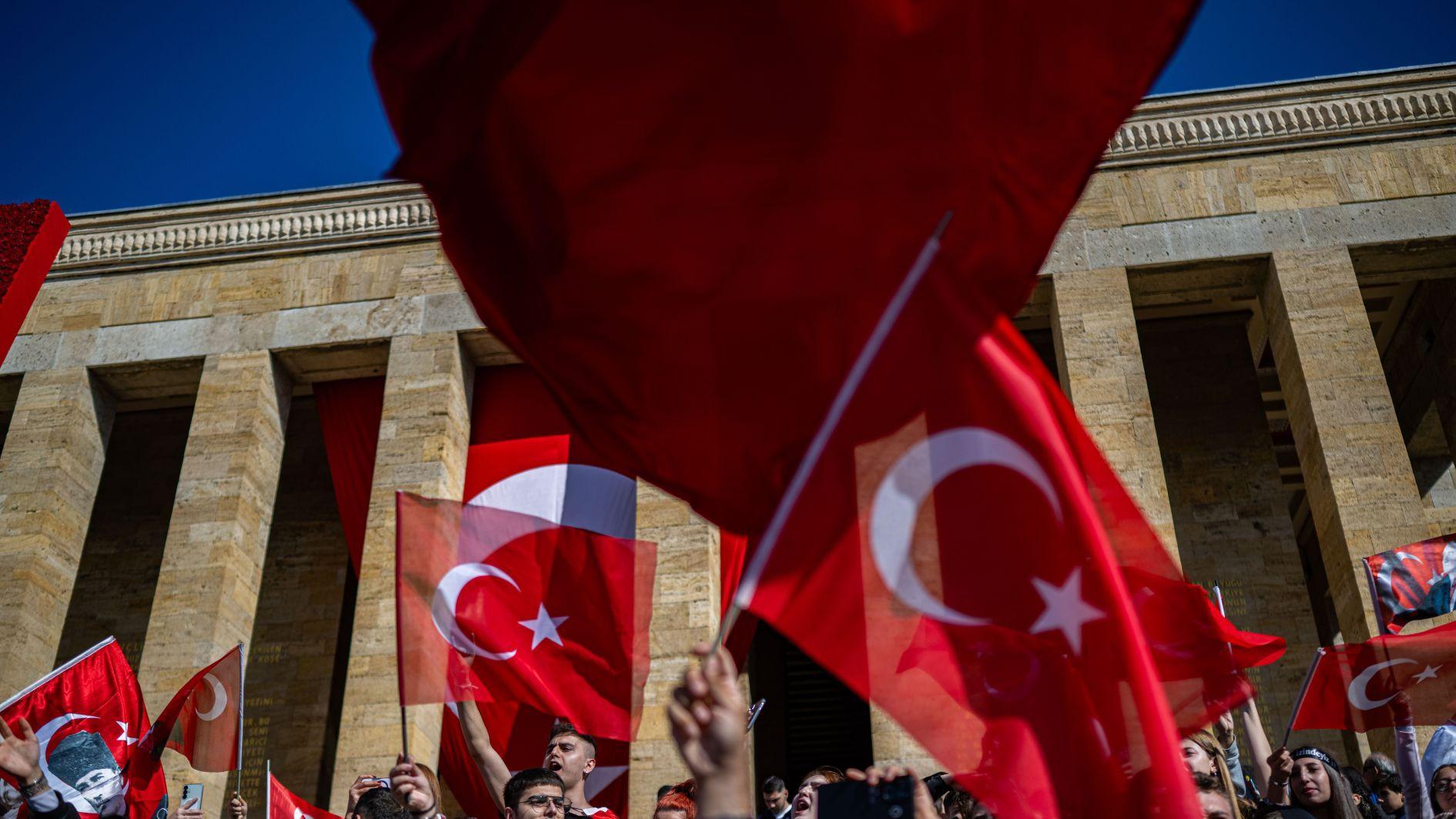 Political leaders call for unity, peace on national day