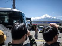 Japans Mount Fuji barrier delayed