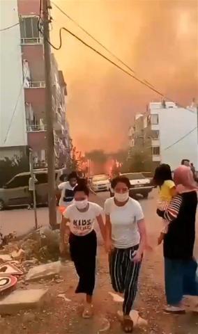 At least 10 injured in southern Turkey forest fires